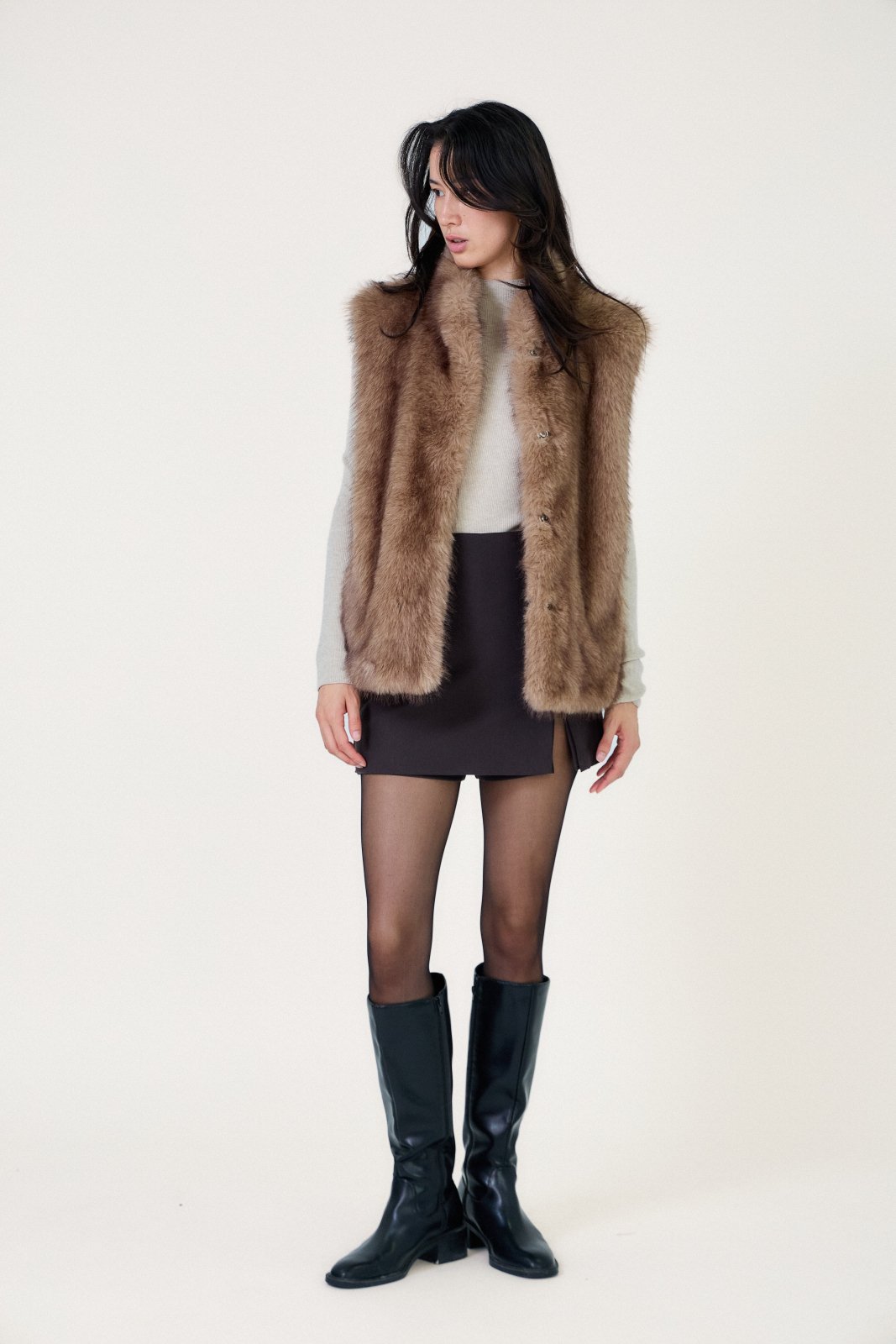 CAMELIA - Gilet sans manches Taupe - Escandelle (Vue de face - silhouette entière) 
#couleur_taupe