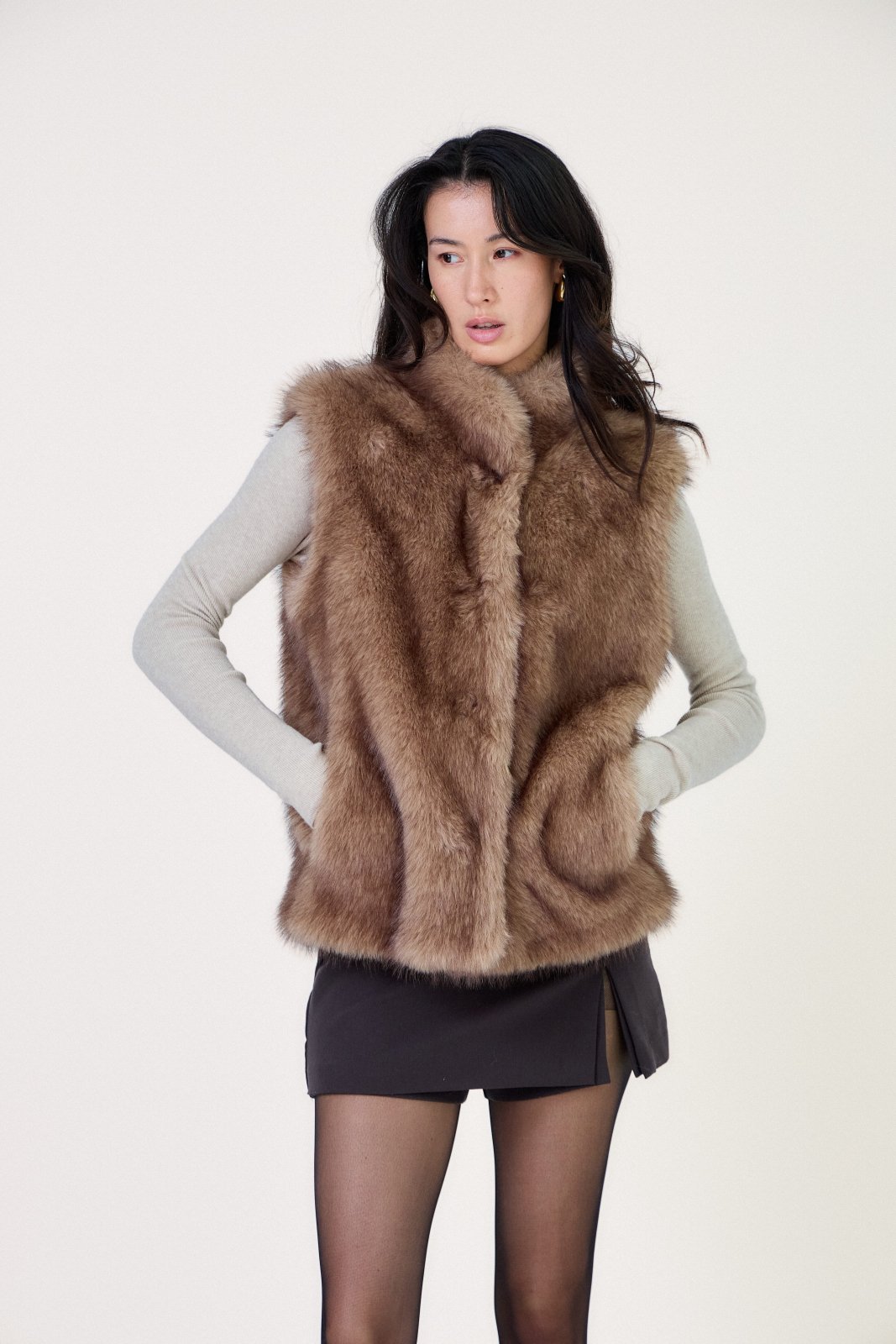 CAMELIA - Gilet sans manches Taupe - Escandelle (Vue de face - portrait) 
#couleur_taupe