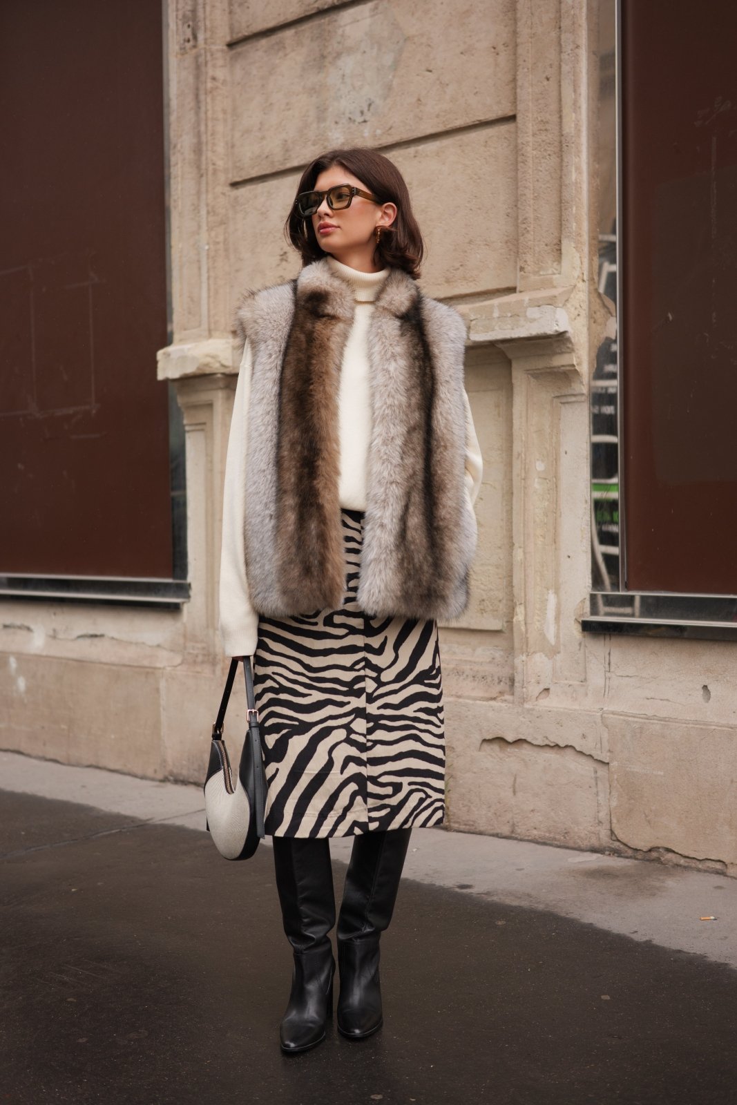 SABLE - Gilet sans manches Taupe - Escandelle (Vue de face - silhouette entière)