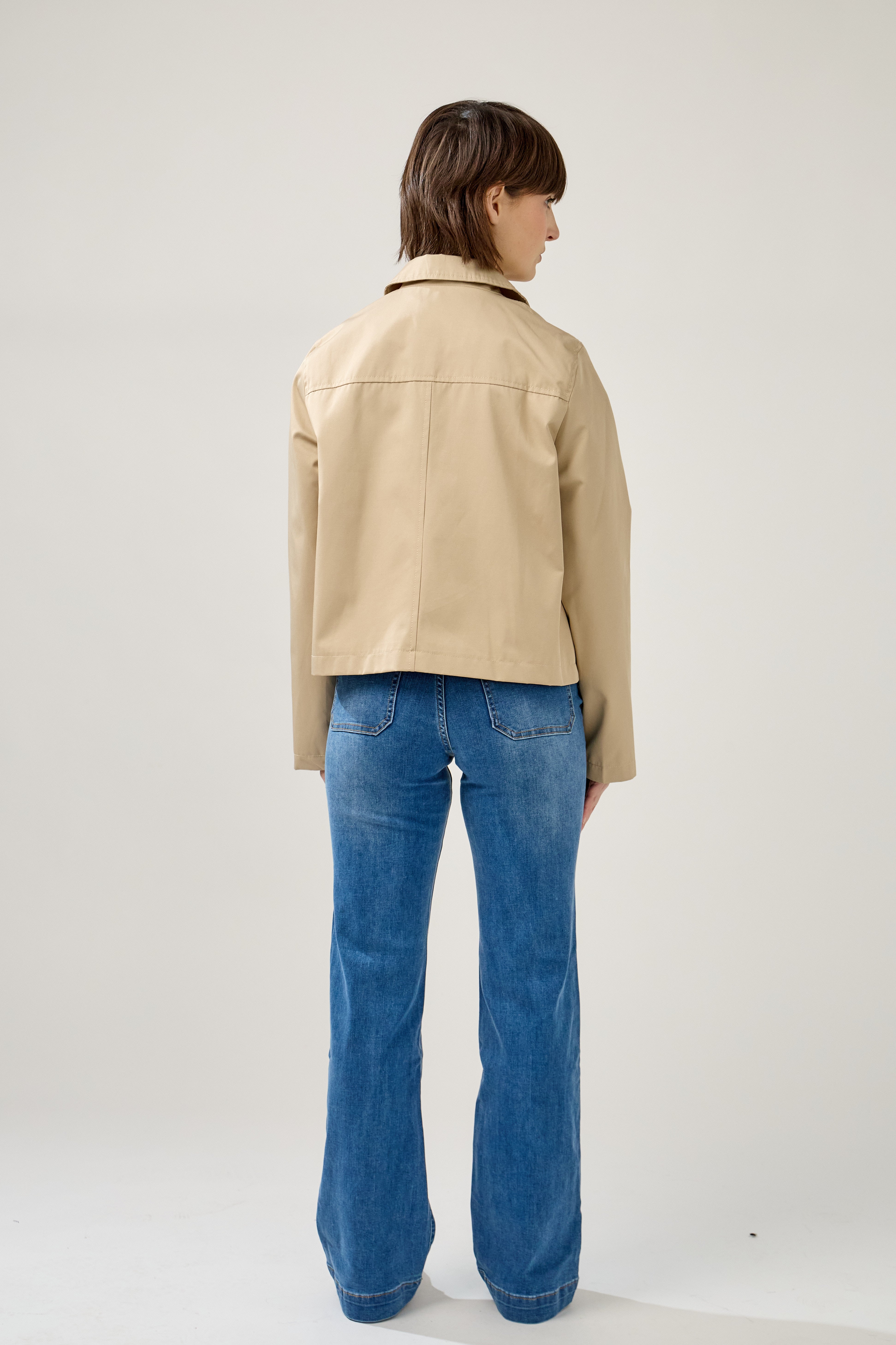 Veste en coton déperlante, empiècement haut et couture milieu, dos
#couleur_beige