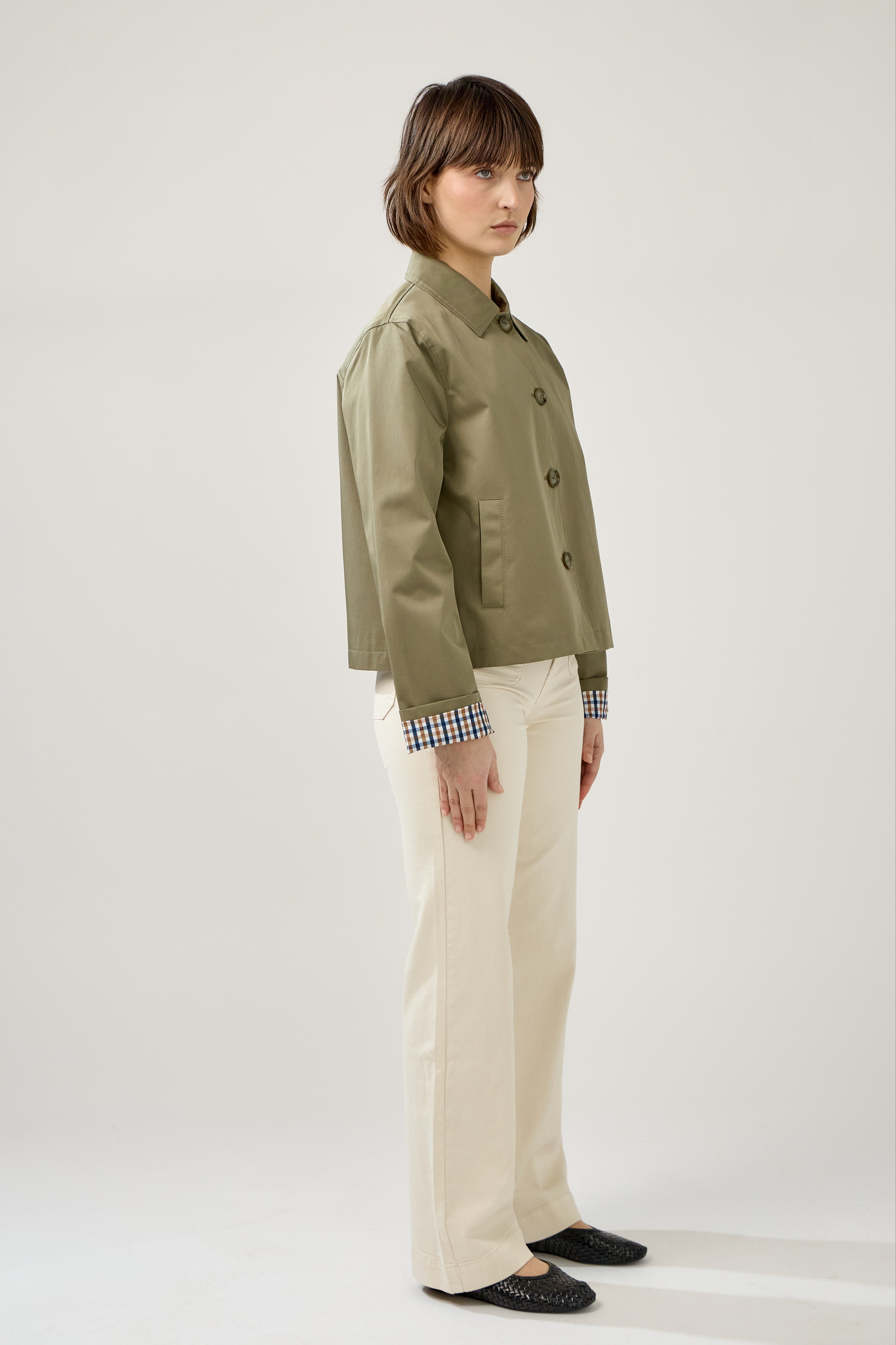 Veste en coton déperlante, doublure à carreaux, col français et fermeture à glissière, poches raglans, côté
#couleur_kaki 