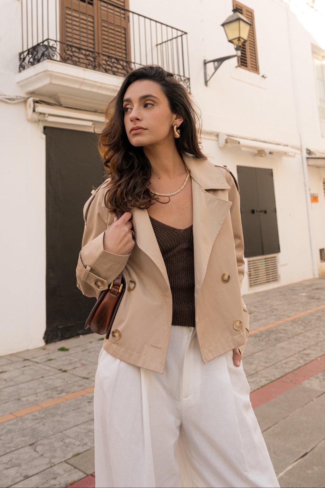 ISABEAU - Trench Beige - Escandelle (Vue de face - portrait - trench bouton ouvert) 
#couleur_beige