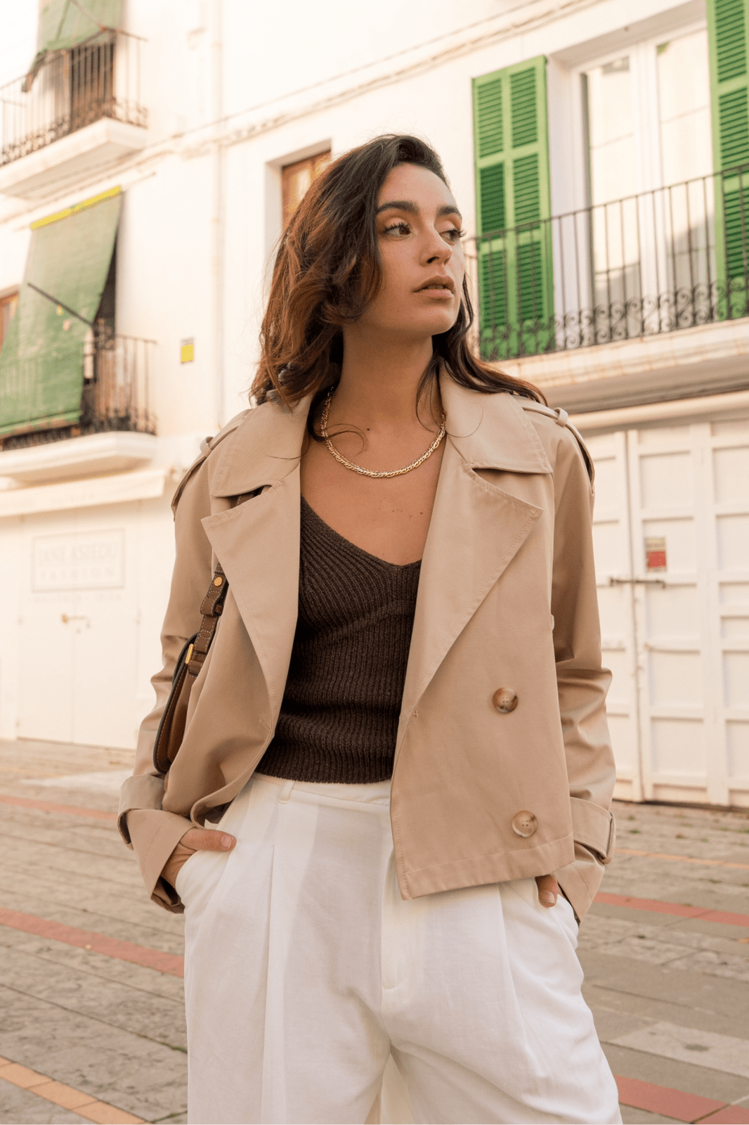 ISABEAU - Trench Beige - Escandelle (Vue de face - portrait - trench bouton ouvert - profil droit) 
#couleur_beige