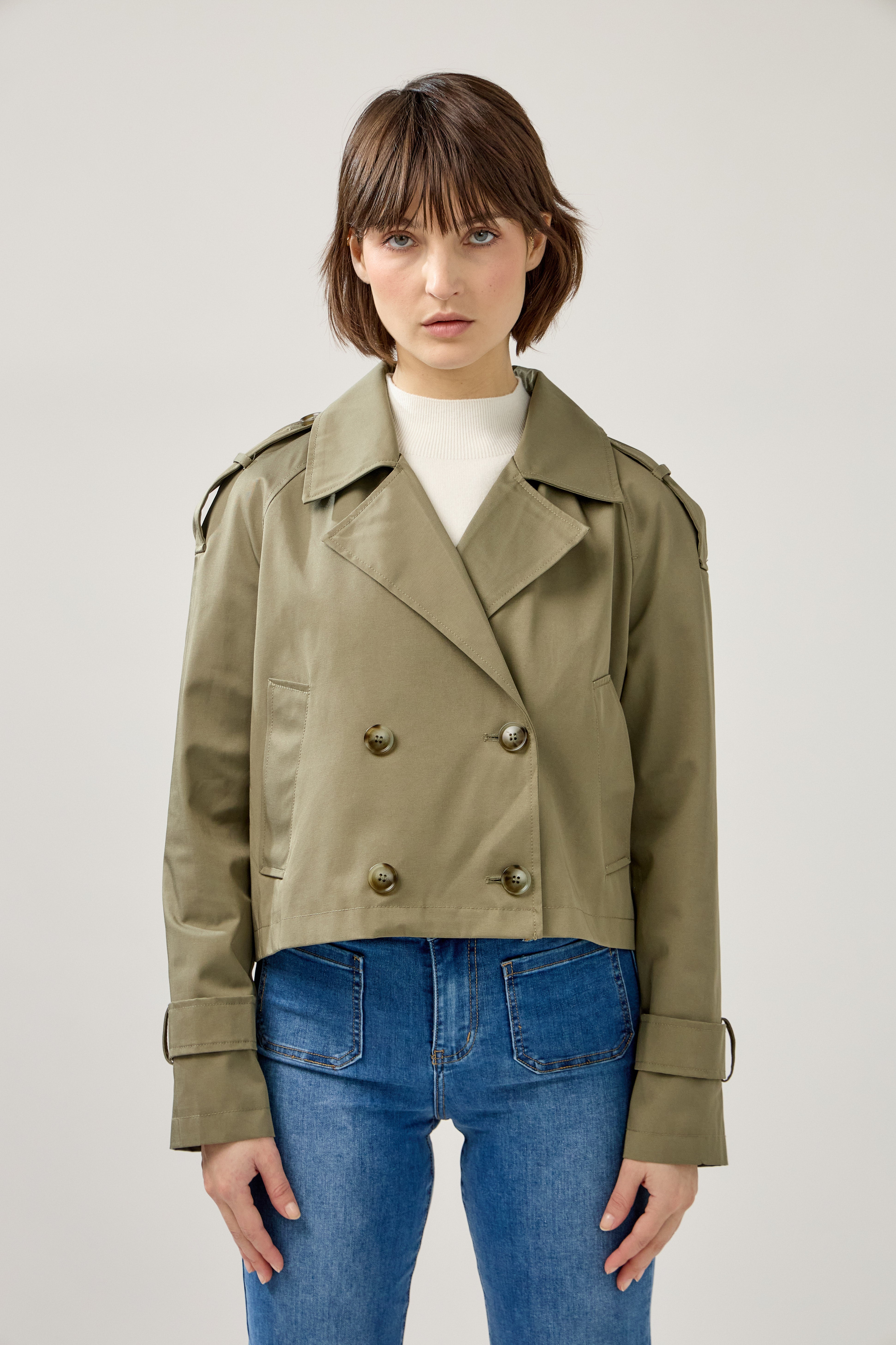 trench court à col à revers, poches raglans, pattes d'épaule et poignets, fermeture à 4 boutons, devant
#couleur_kaki 