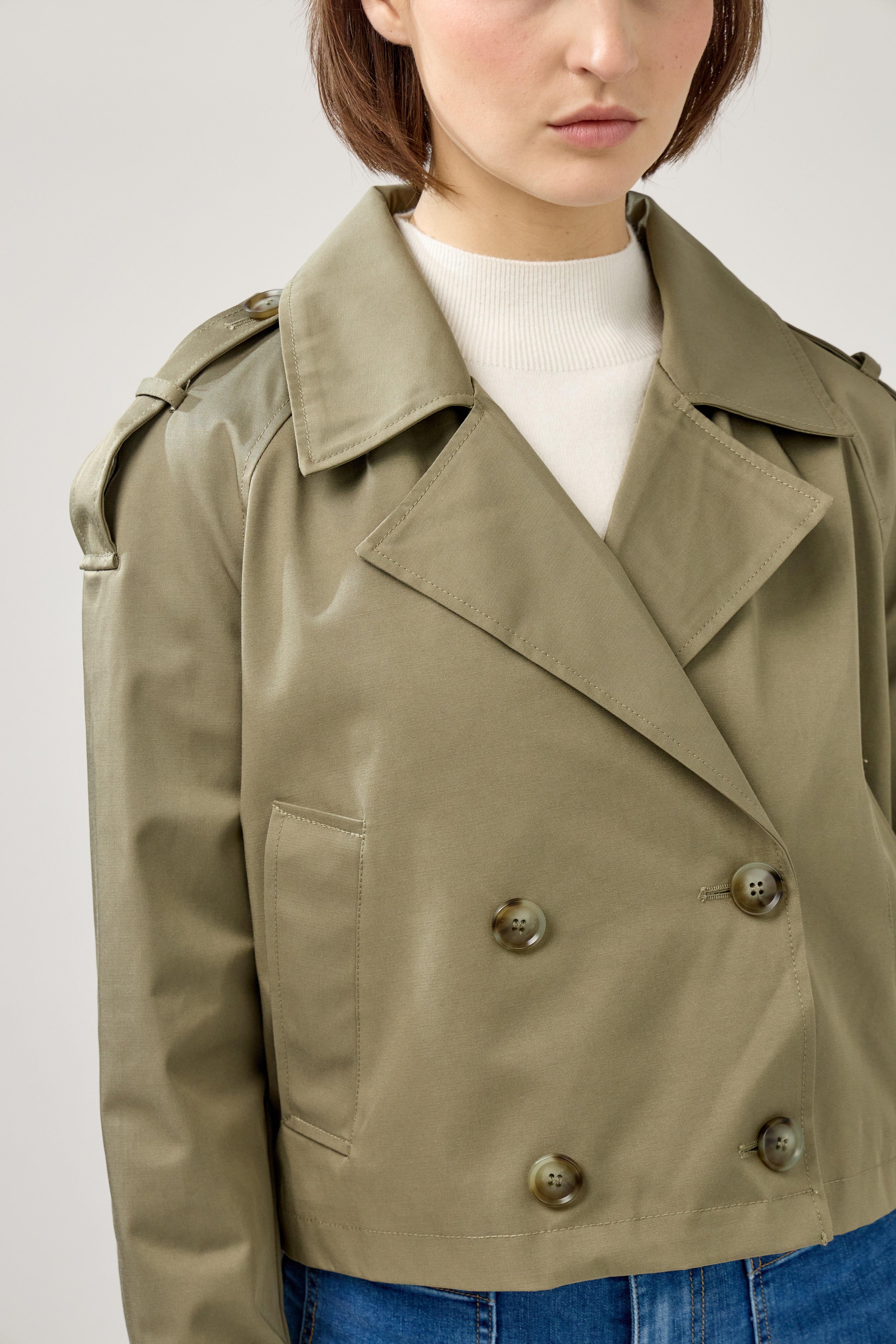 trench court à col à revers, poches raglans, pattes d'épaule et poignets, fermeture à 4 boutons, zoom devant
#couleur_kaki 