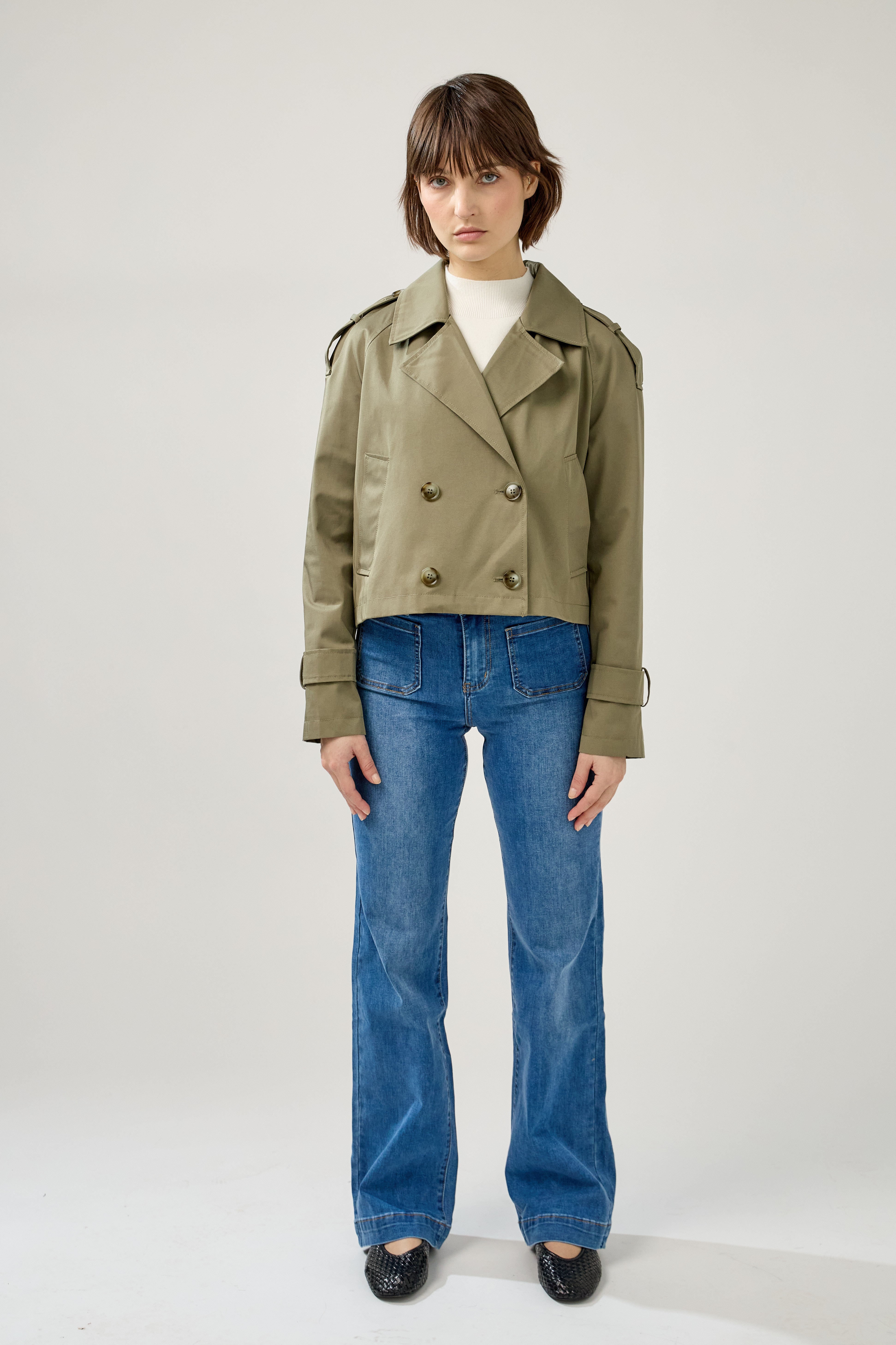 trench court à col à revers, poches raglans, pattes d'épaule et poignets, fermeture à 4 boutons, devant
#couleur_kaki 