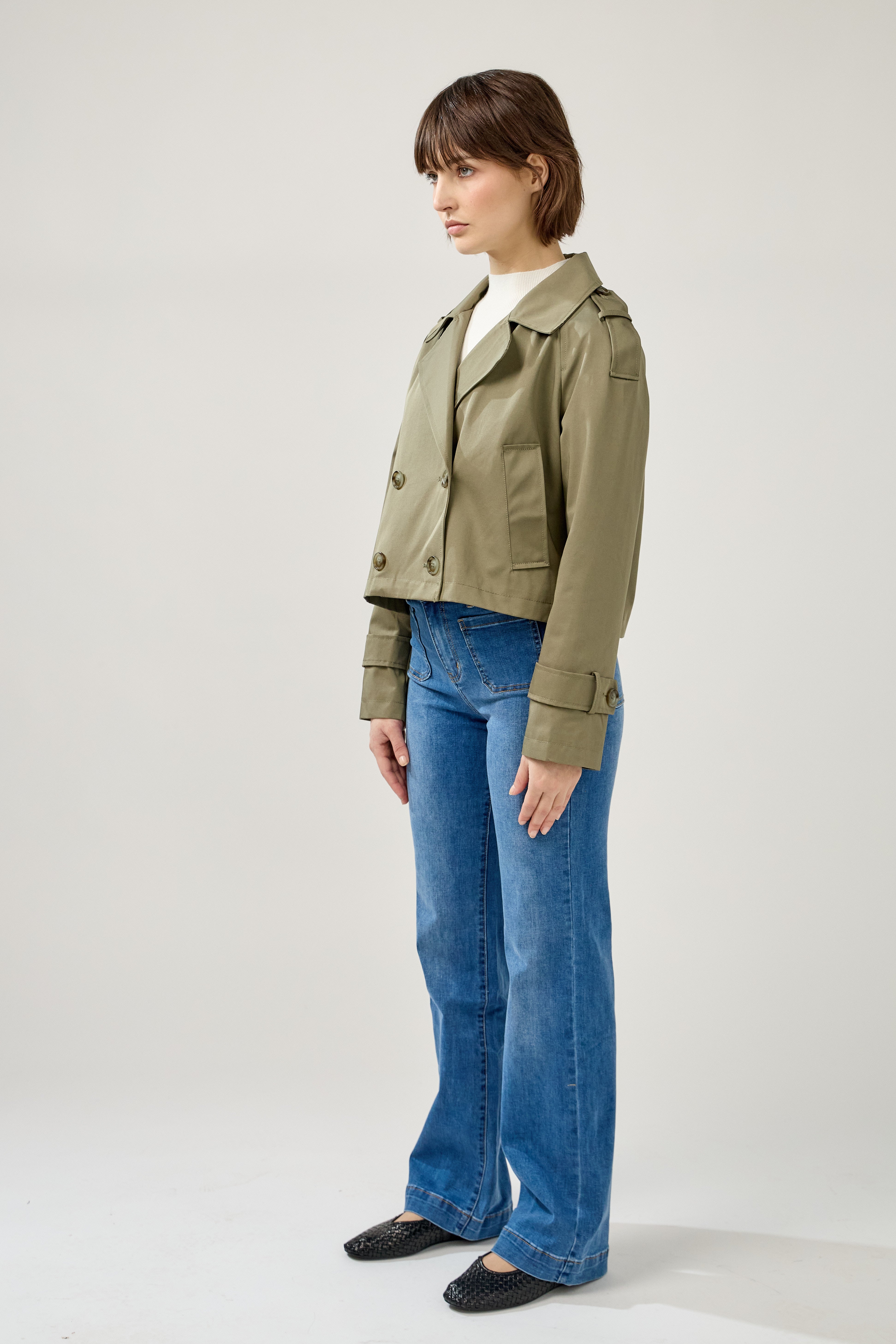 trench court à col à revers, poches raglans, pattes d'épaule et poignets, fermeture à 4 boutons, devant
#couleur_kaki 