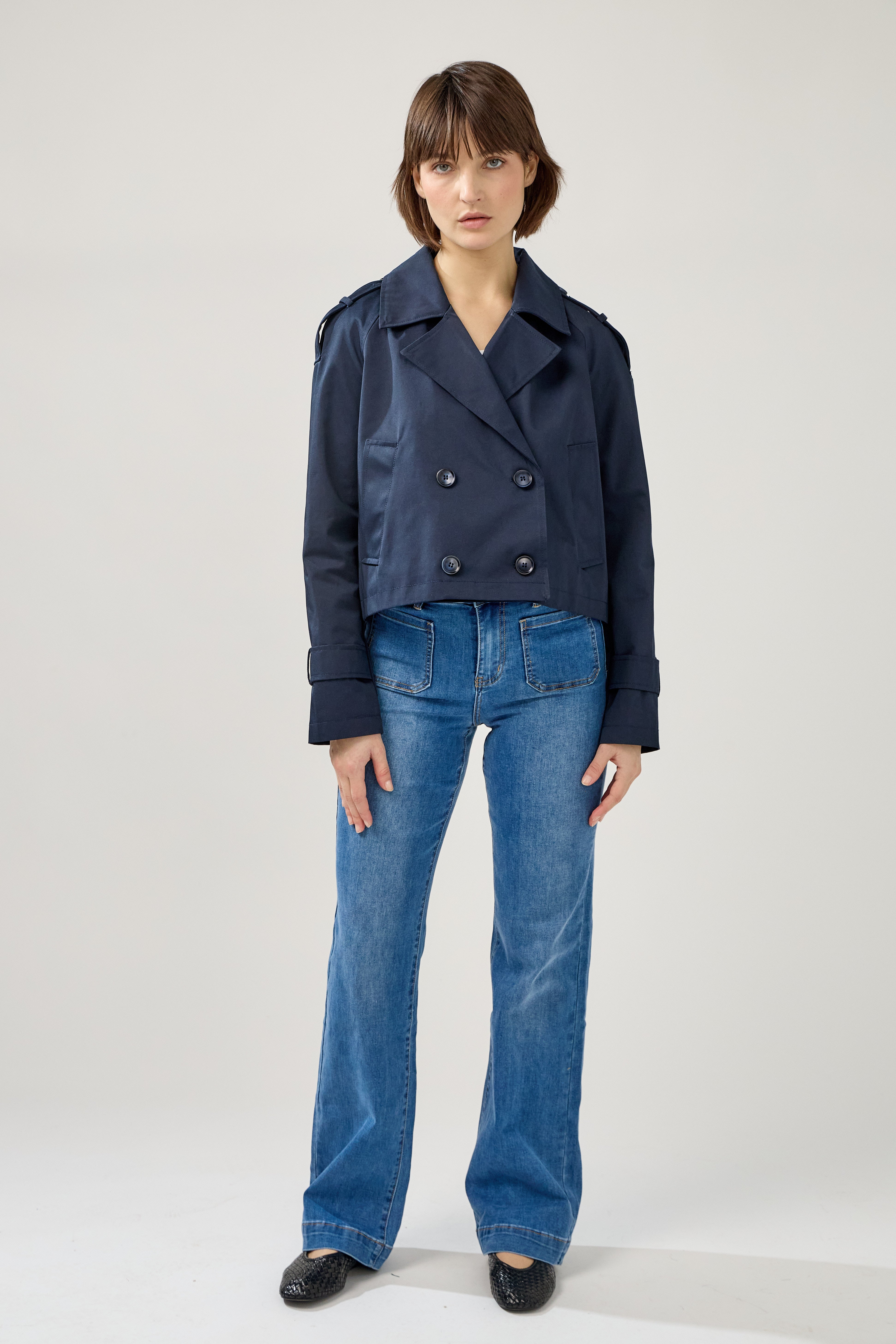 trench court à col à revers, poches raglans, pattes d'épaule et poignets, fermeture à 4 boutons, devant
#couleur_navy