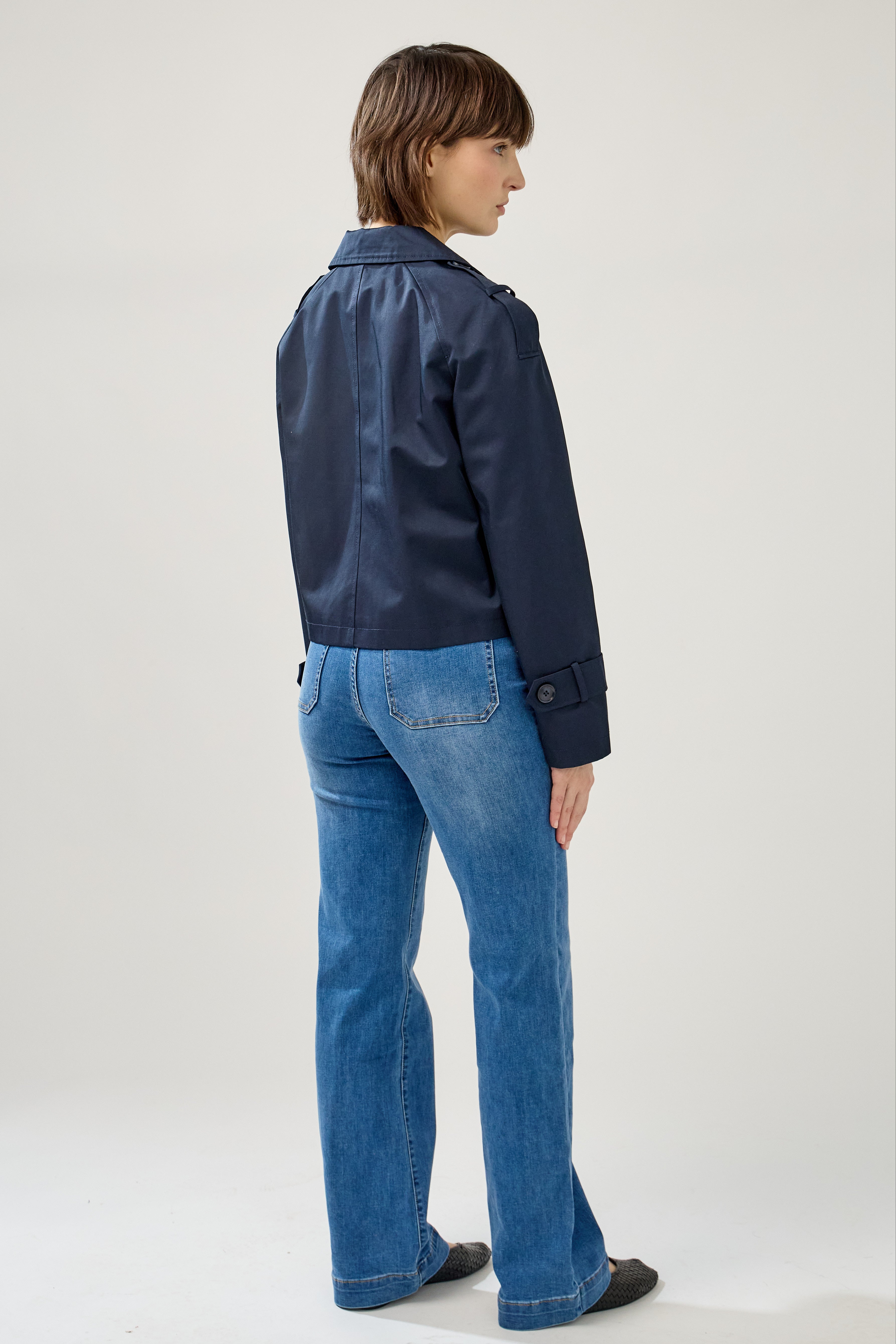 trench court à col à revers, couture milieu dos, pattes d'épaule et poignets, dos
#couleur_navy