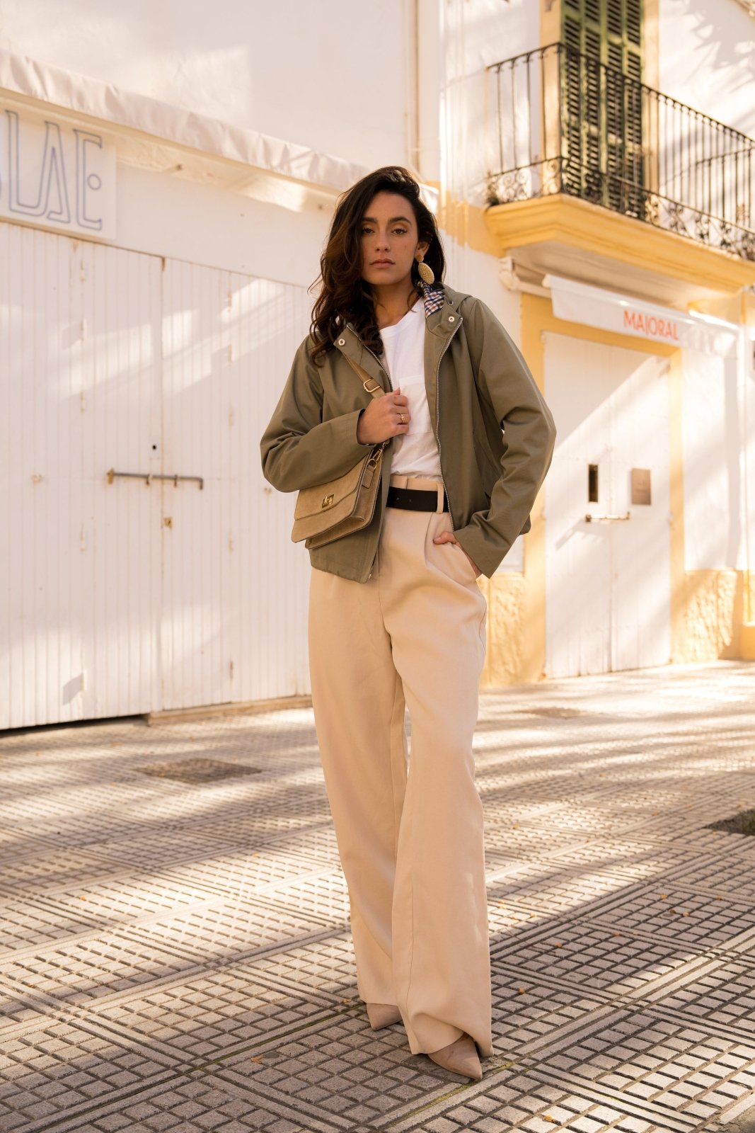 AMIRA - Parka Kaki - Escandelle (Vue de face - silhouette entière) 
#couleur_kaki