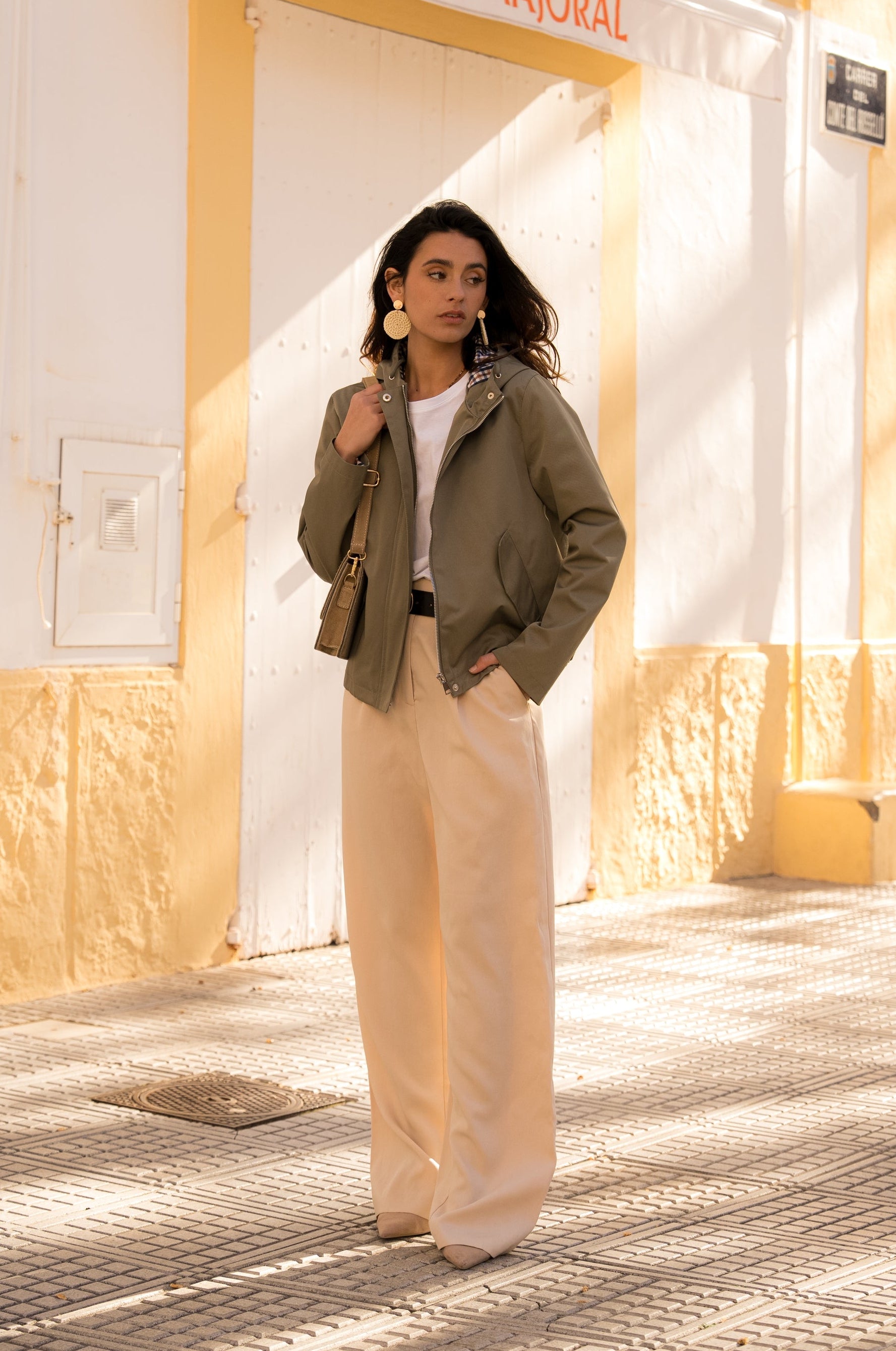 veste coton imperméable à capuche cordons, doublure à carreaux, poches à rabats et bouton pression, fermeture à glissière métallique cachée, bas avec élastique, devant
#couleur_kaki