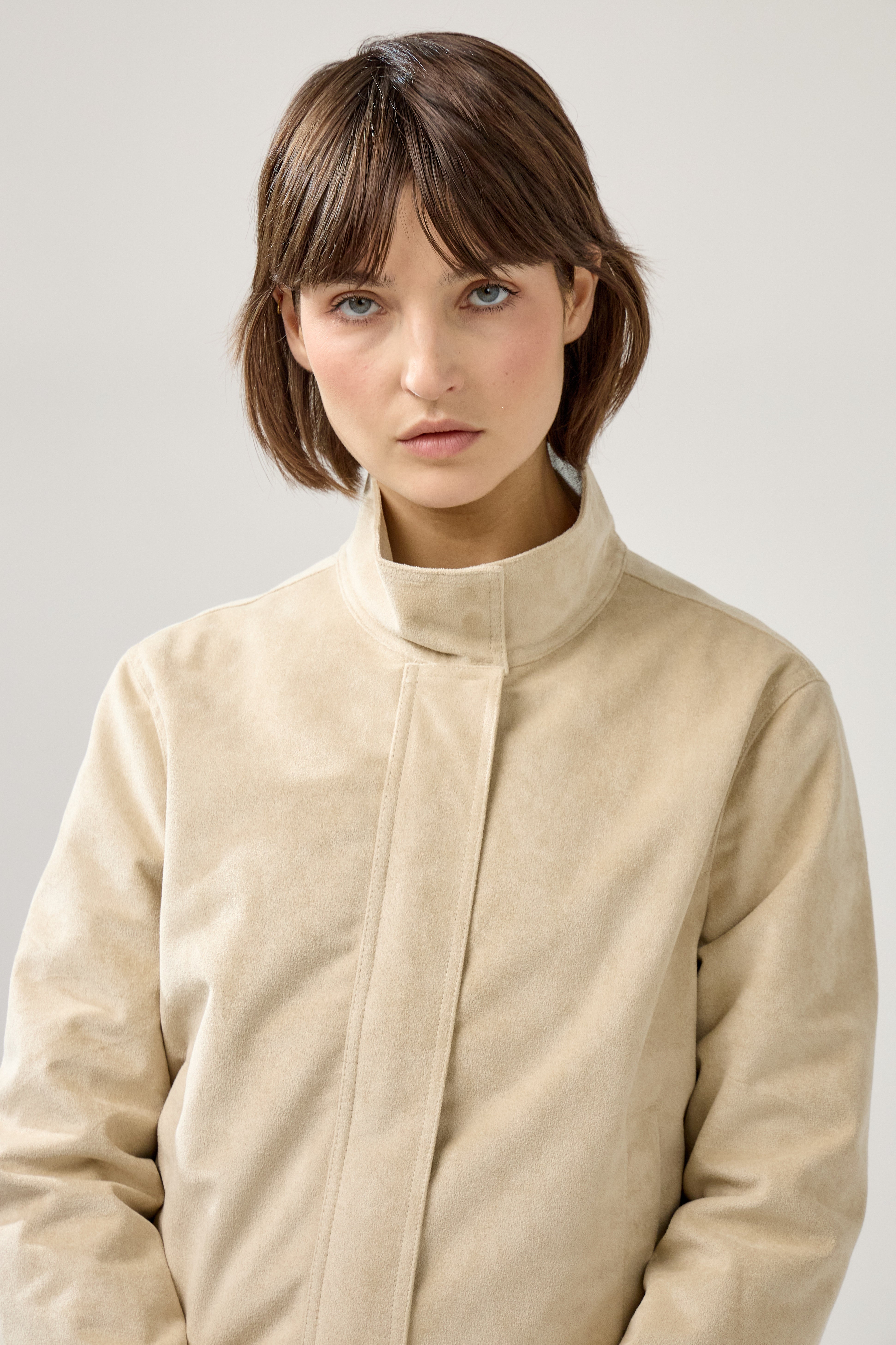 veste en suédine simple, col montant, fermeture à glissière métallique cachée, zoom devant
#couleur_beige