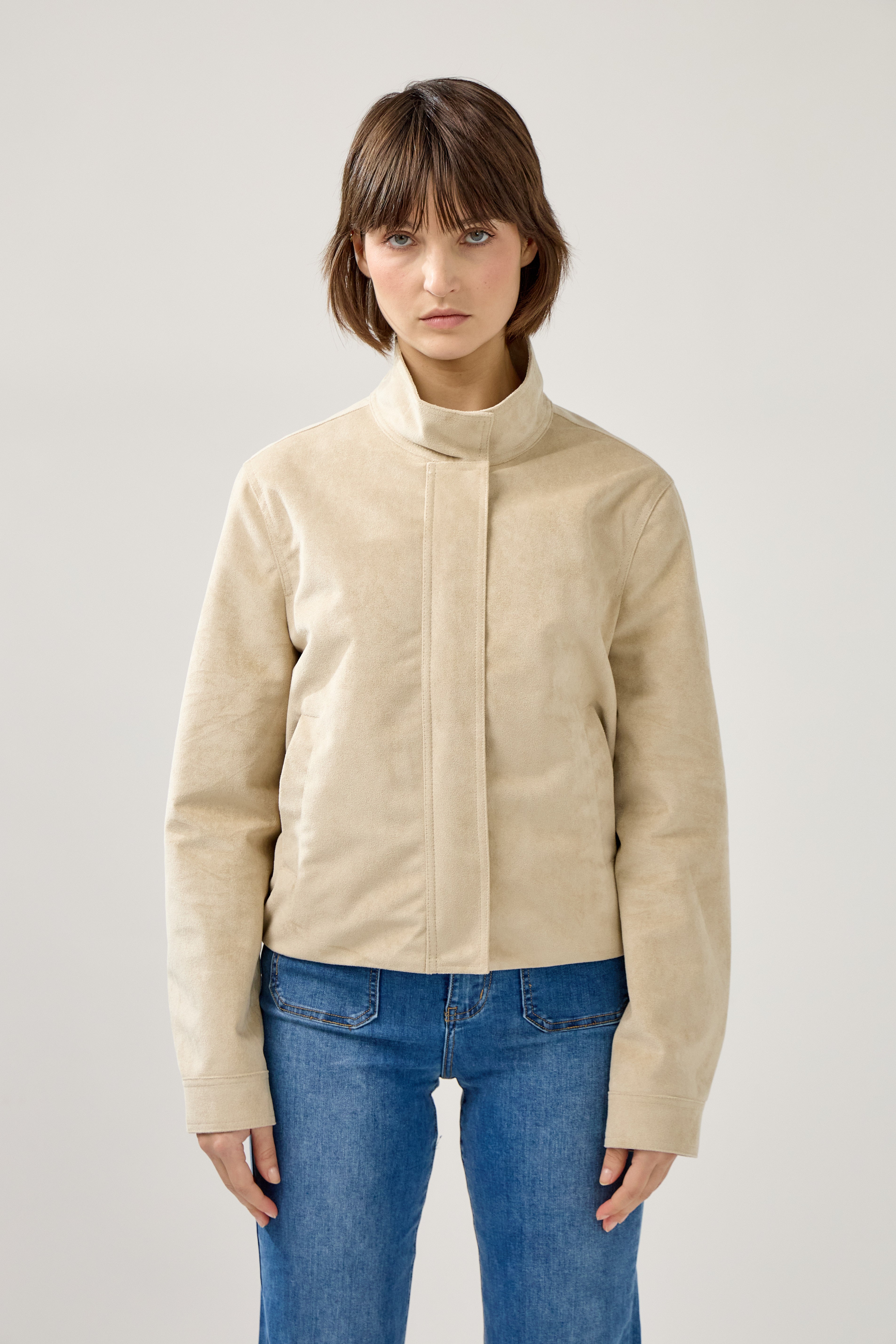 veste en suédine simple, col montant, fermeture à glissière métallique cachée, devant
#couleur_beige