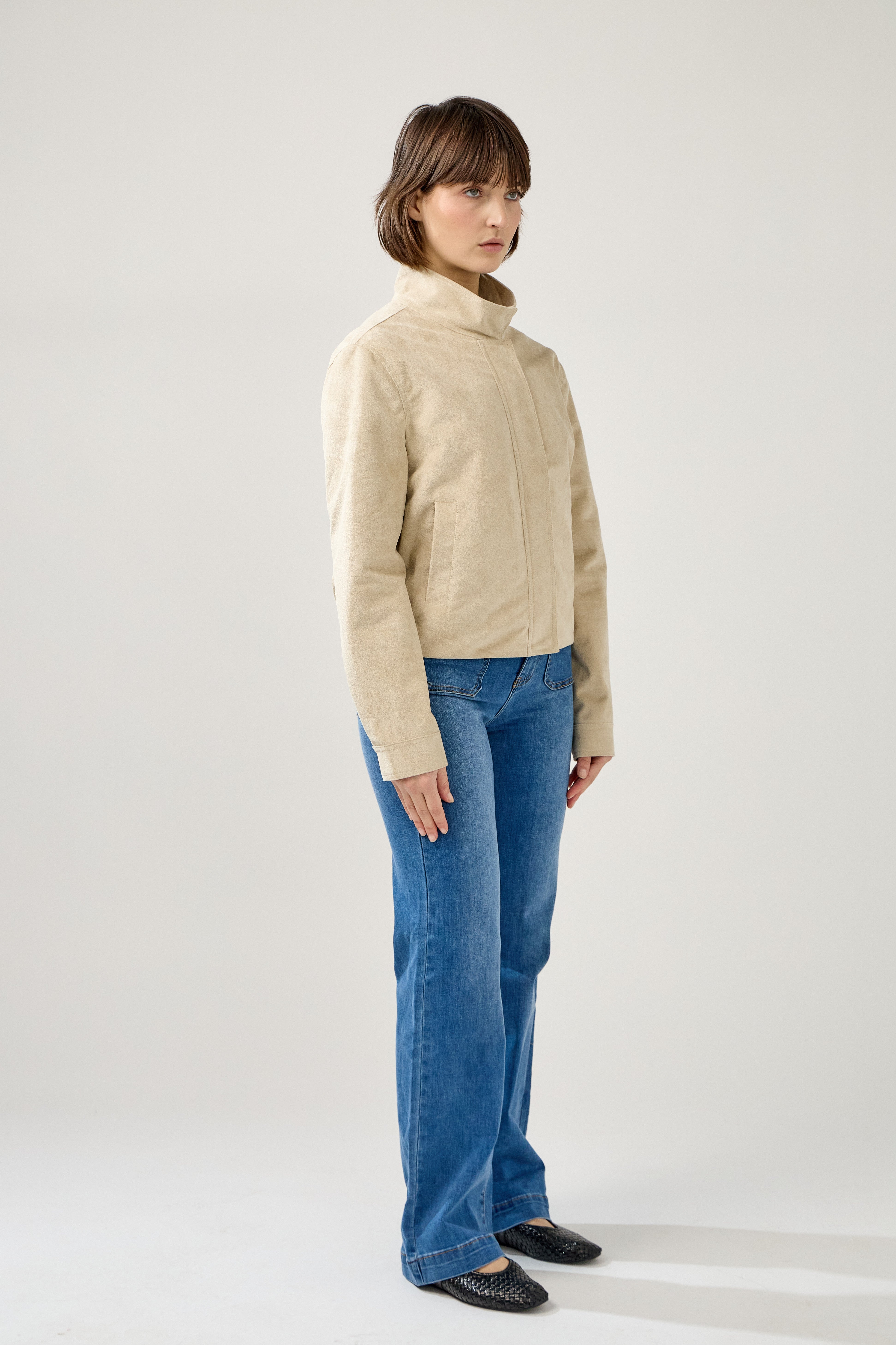 veste en suédine simple, col montant, fermeture à glissière métallique cachée, poches raglans côtés, profil
#couleur_beige