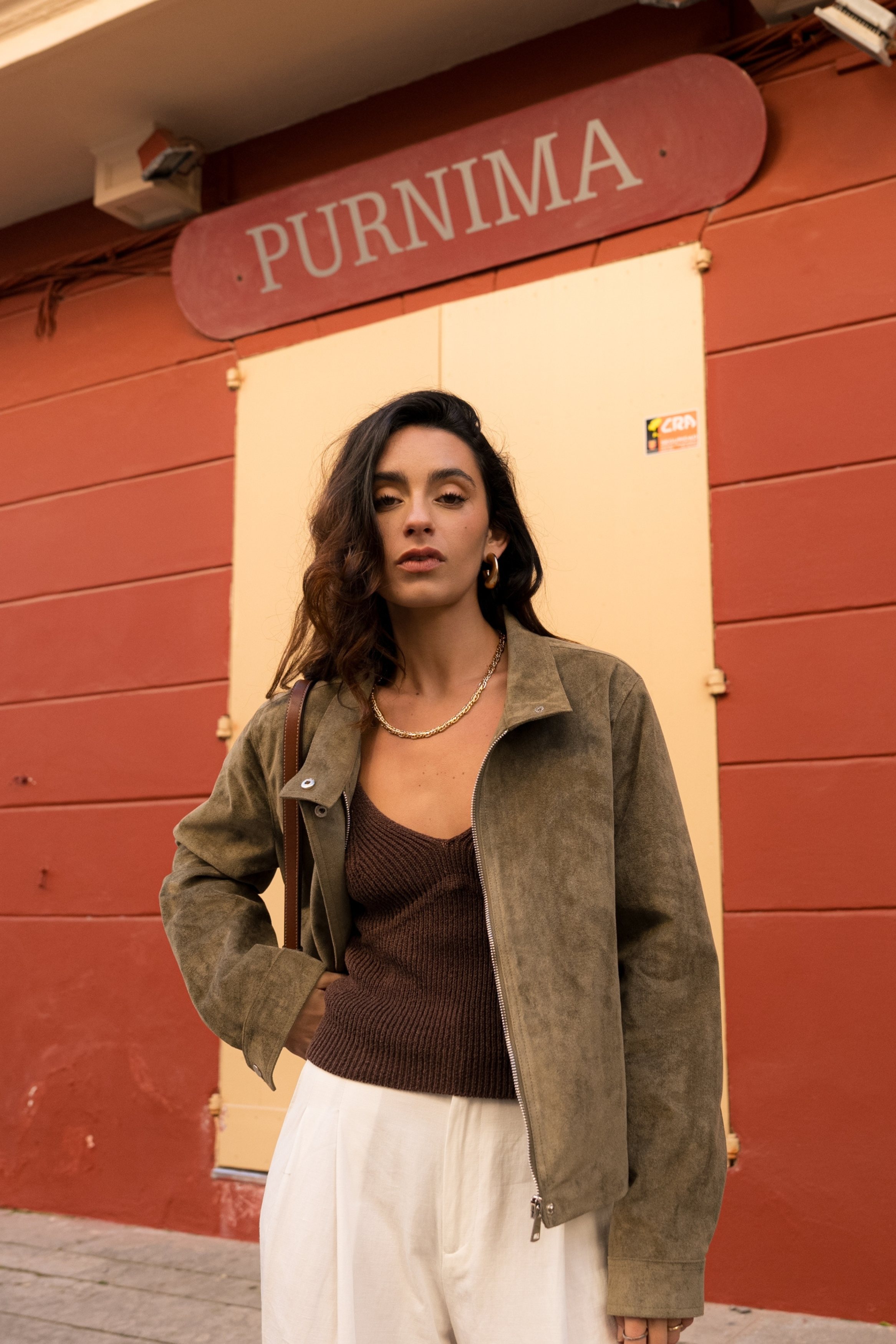 veste en suédine simple, col montant, fermeture à glissière métallique cachée, devant
#couleur_kaki 