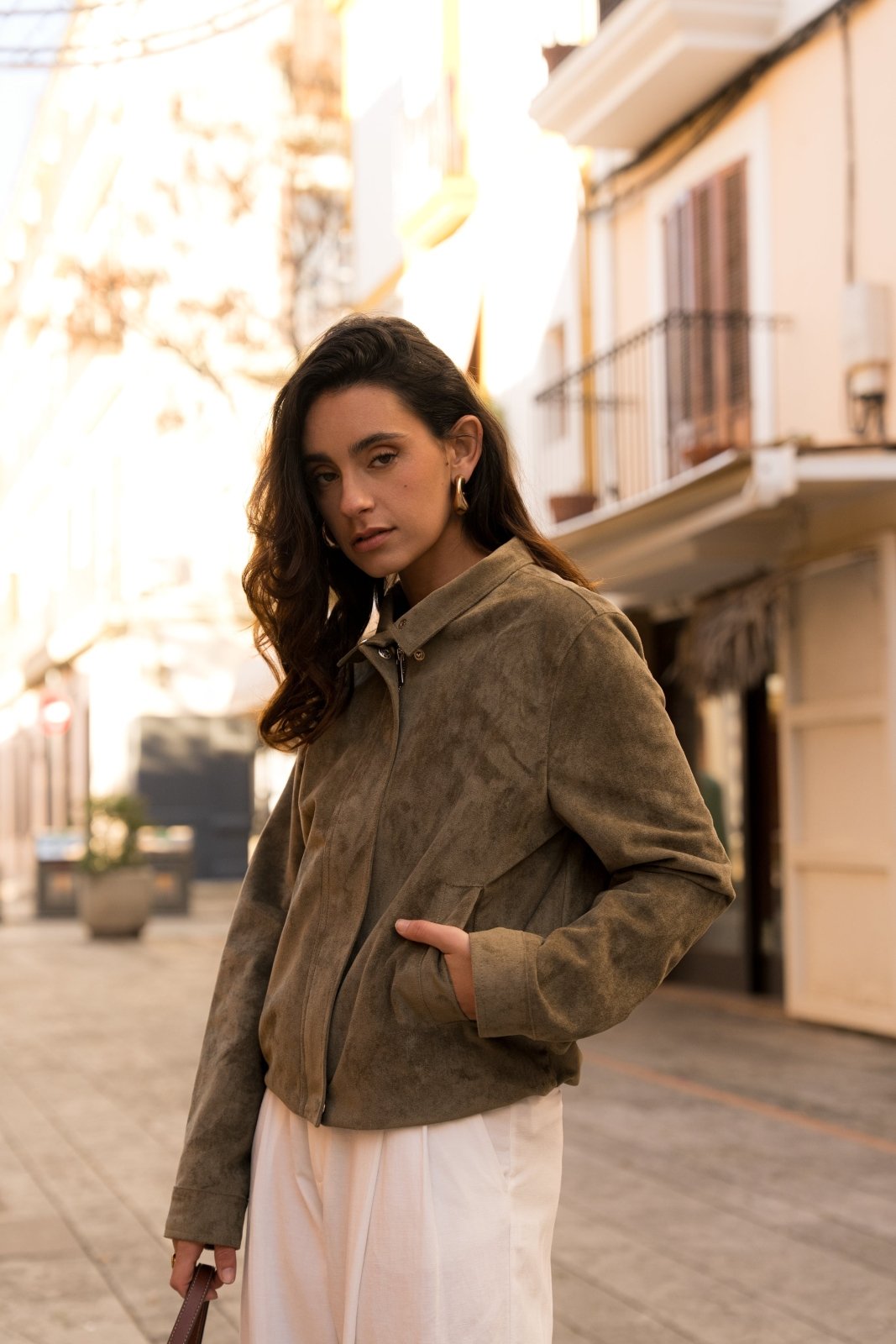 NYX - Veste Kaki - Escandelle (Vue de face - portrait - profil gauche) 
#couleur_kaki