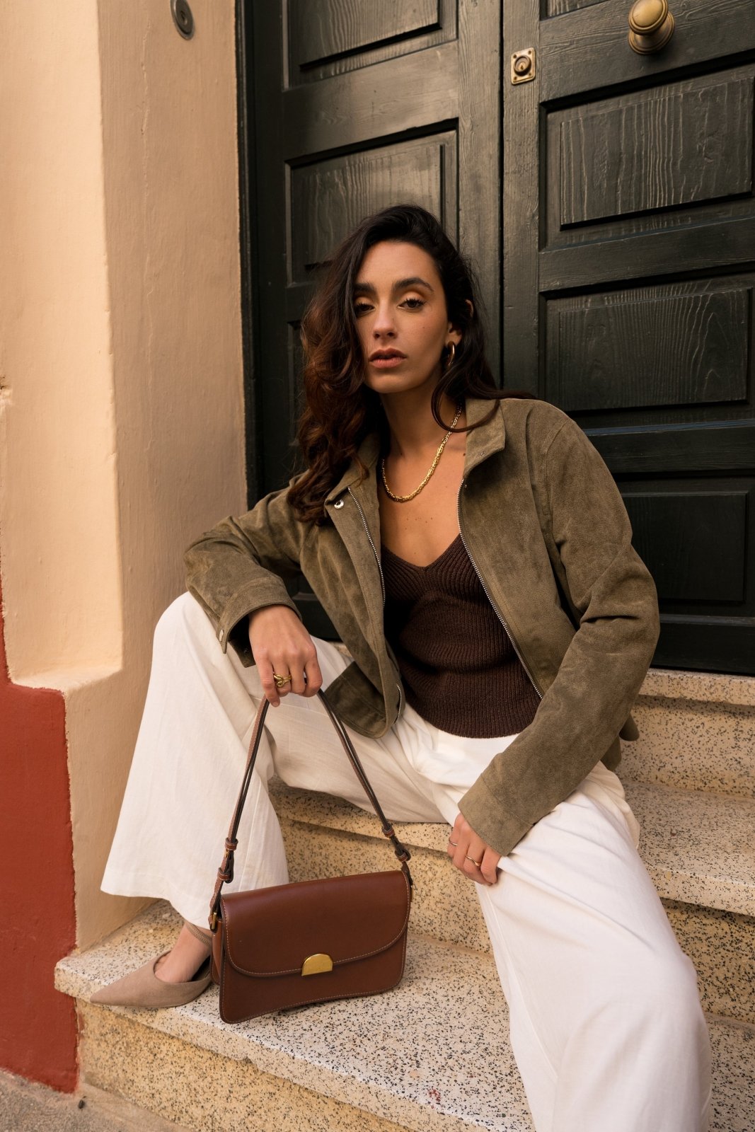 NYX - Veste Kaki - Escandelle (Vue de face - portrait - assise sur les marches) 
#couleur_kaki