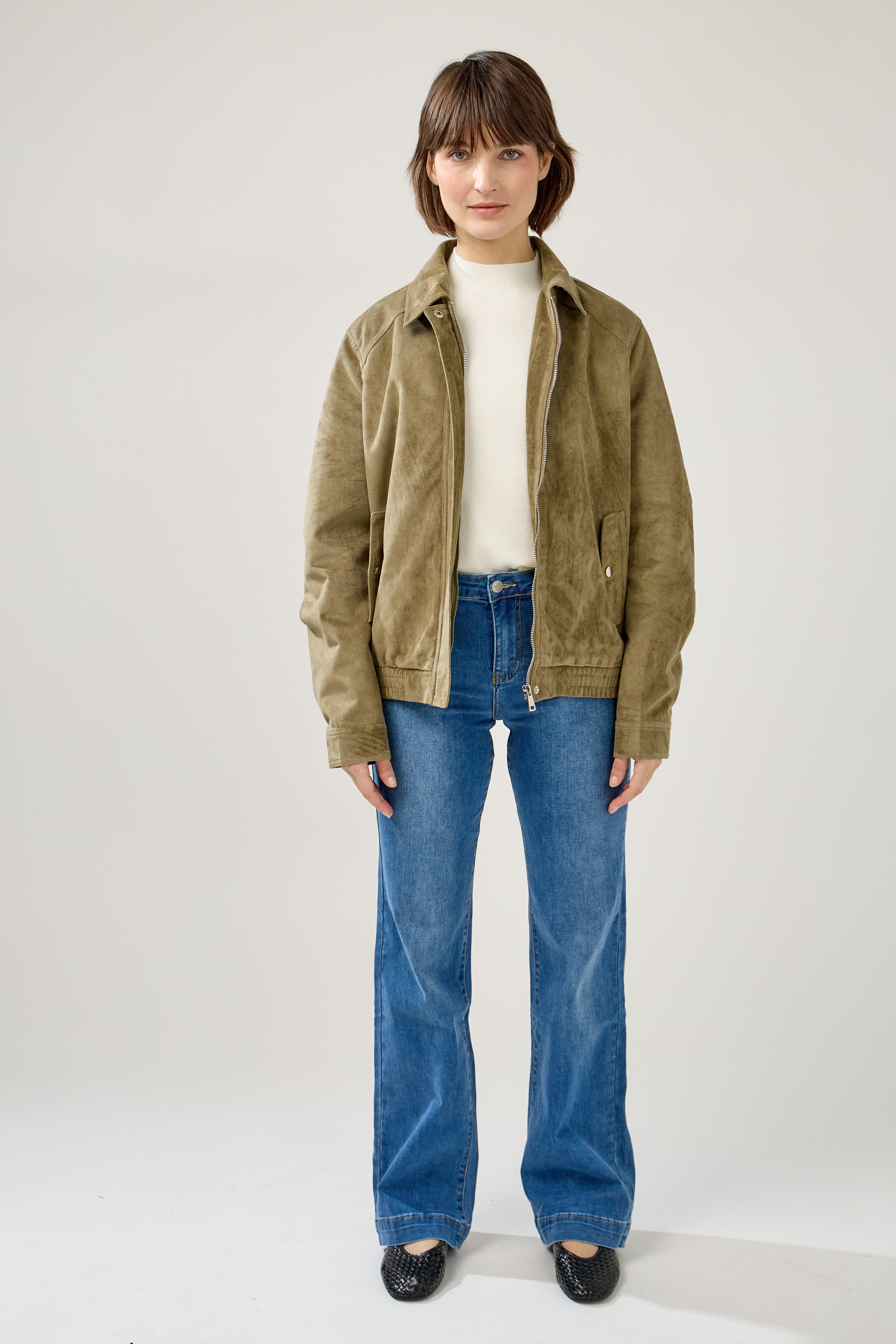 veste en suédine avec empiècement haut devant, col français, fermeture à glissière métallique cachée, poches à rabats et boutons pression, bas de veste élastique, devant
#couleur_kaki 