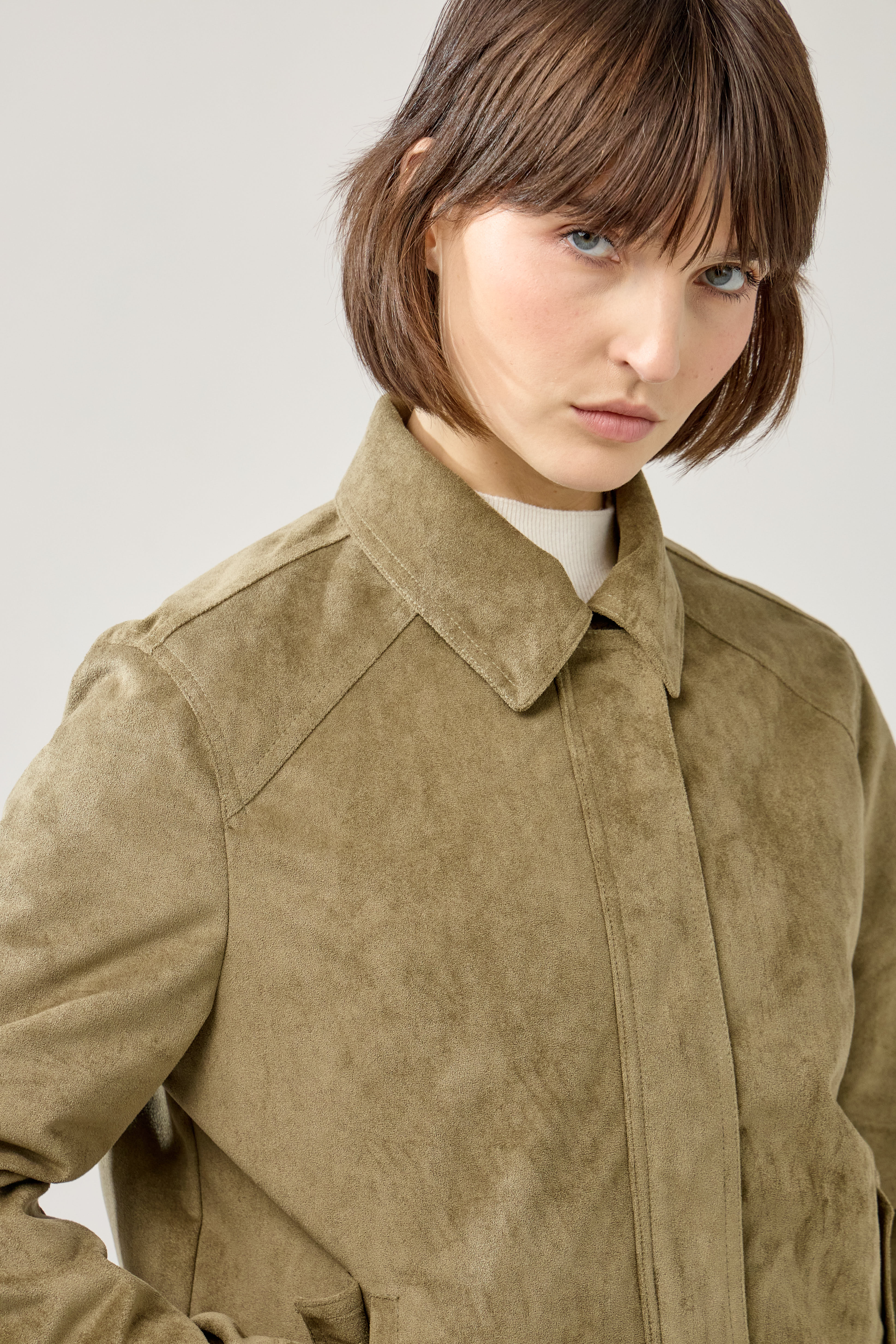 veste en suédine avec empiècement devant haut, col français, fermeture à glissière métallique cachée, zoom devant
#couleur_kaki 