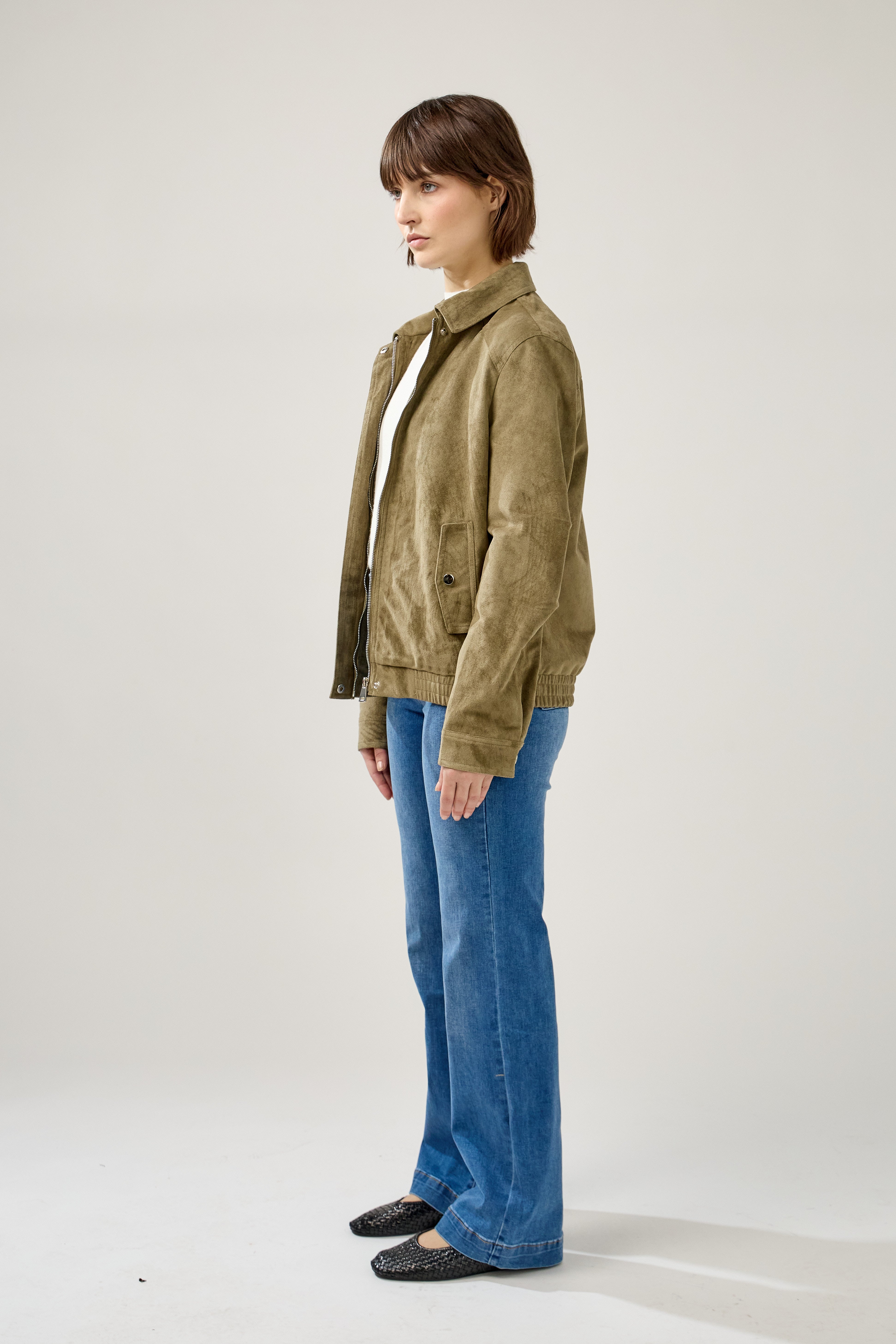 veste en suédine avec empiècement haut devant, col français, fermeture à glissière métallique cachée, poches à rabats et boutons pression, bas de veste élastique, profil
#couleur_kaki 