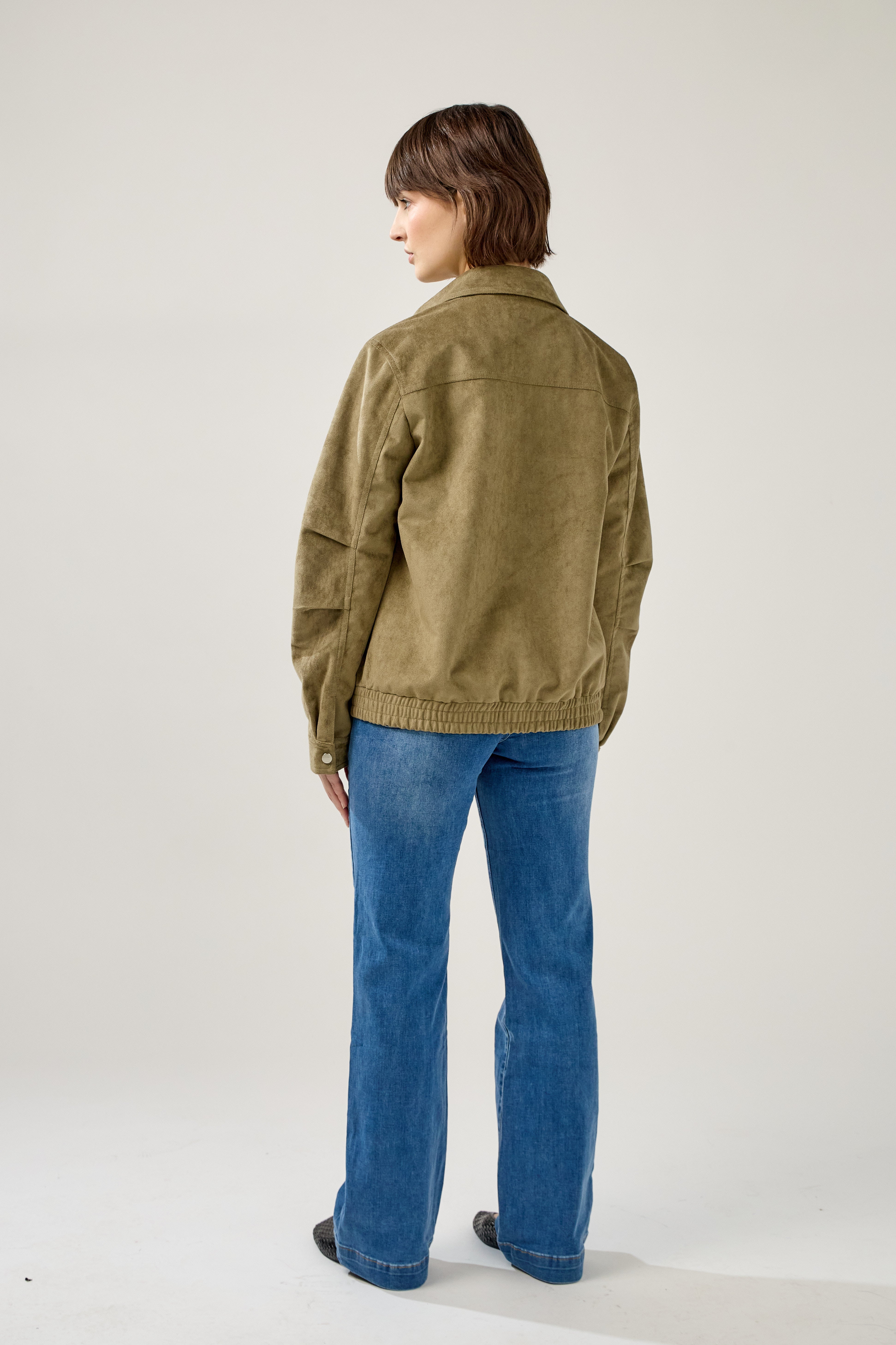 veste en suédine avec empiècement haut dos, manches avec pli, bas de veste élastique, longueur hanches, dos
#couleur_kaki 