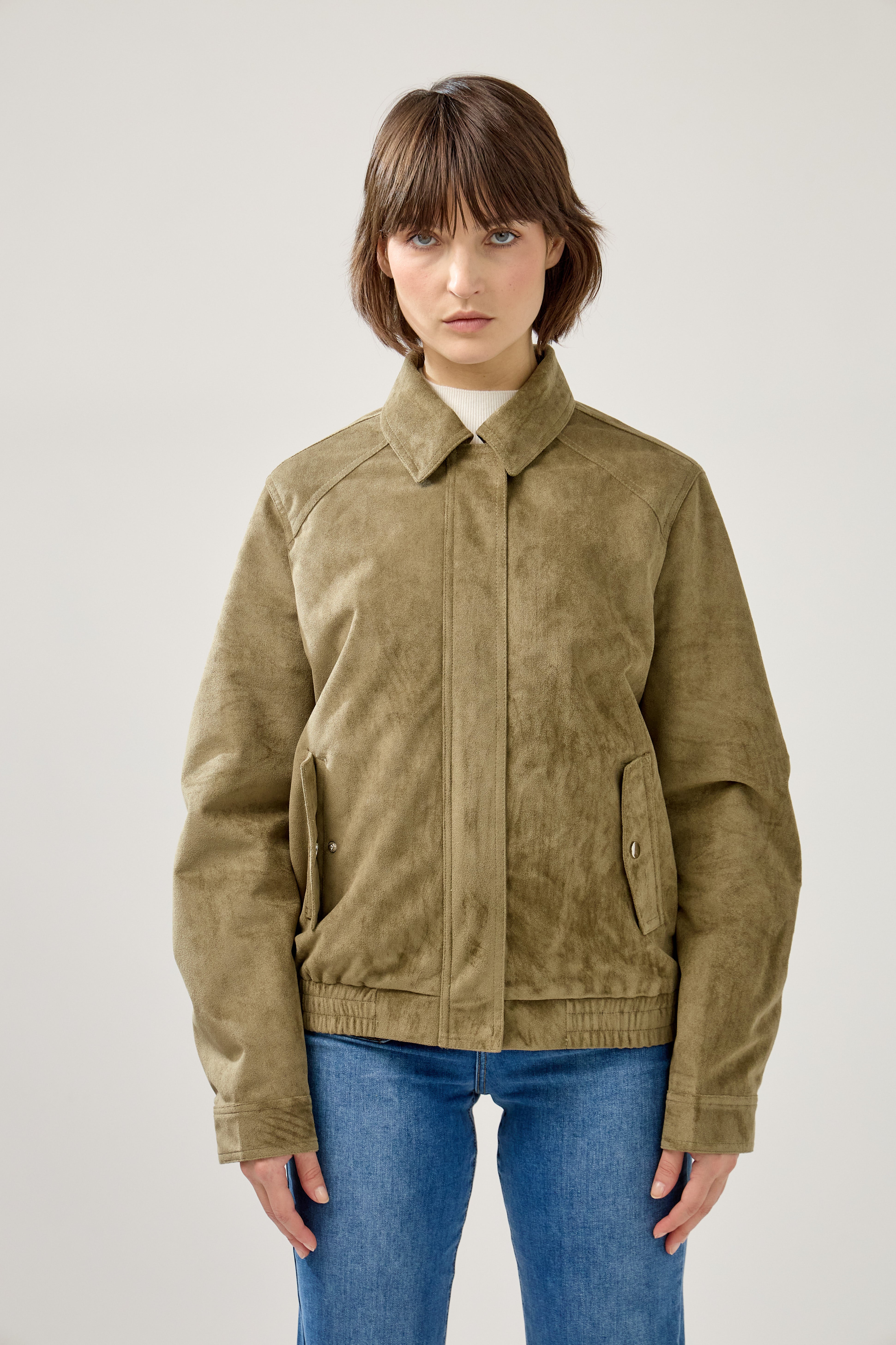 veste en suédine avec empiècement haut devant, col français, fermeture à glissière métallique cachée, poches à rabats et boutons pression, bas de veste élastique, devant
#couleur_kaki 