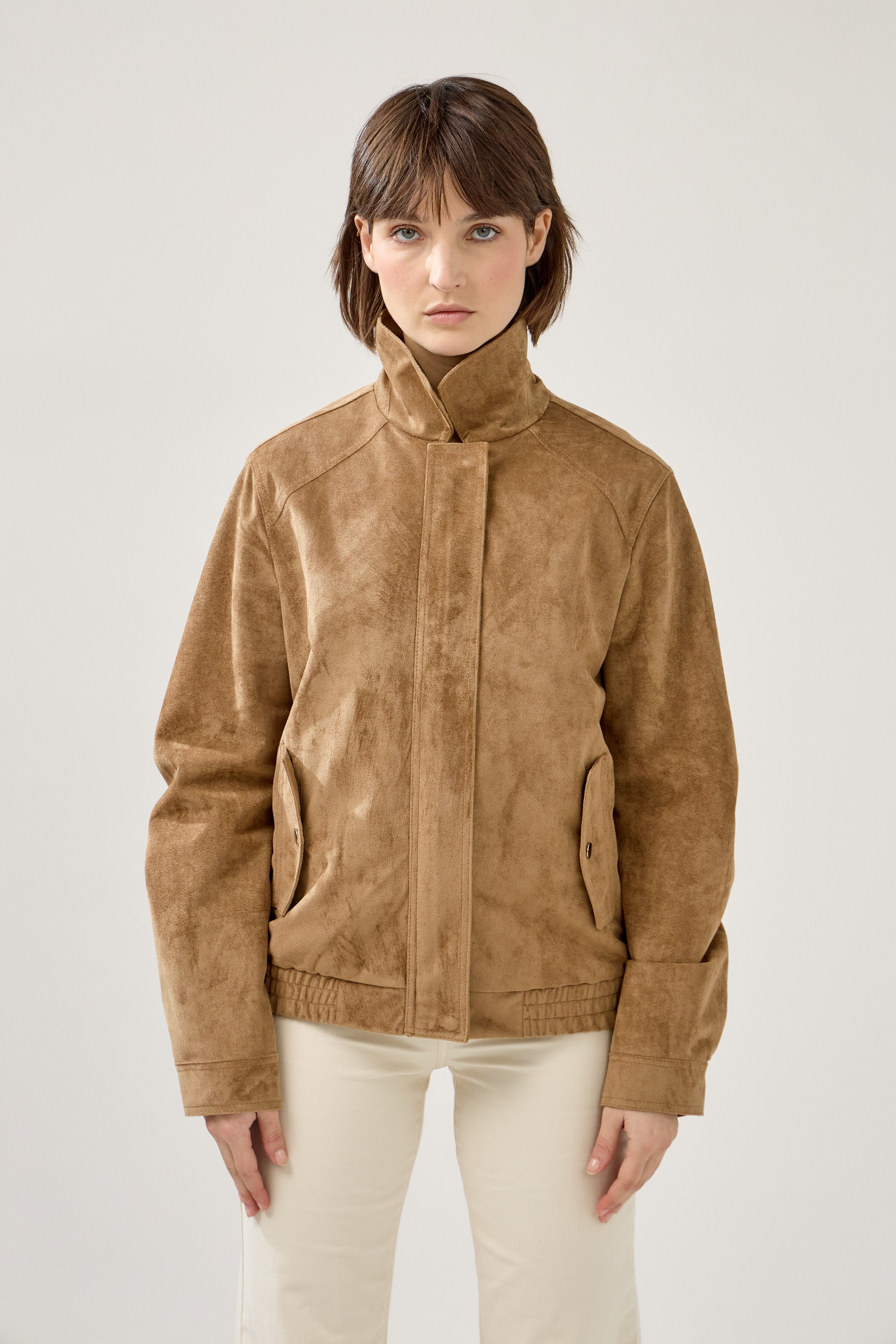 veste en suédine avec empiècement haut, col français, fermeture à glissière métallique cachée, poches à rabats et boutons pression, bas de veste élastique, devant
#couleur_camel