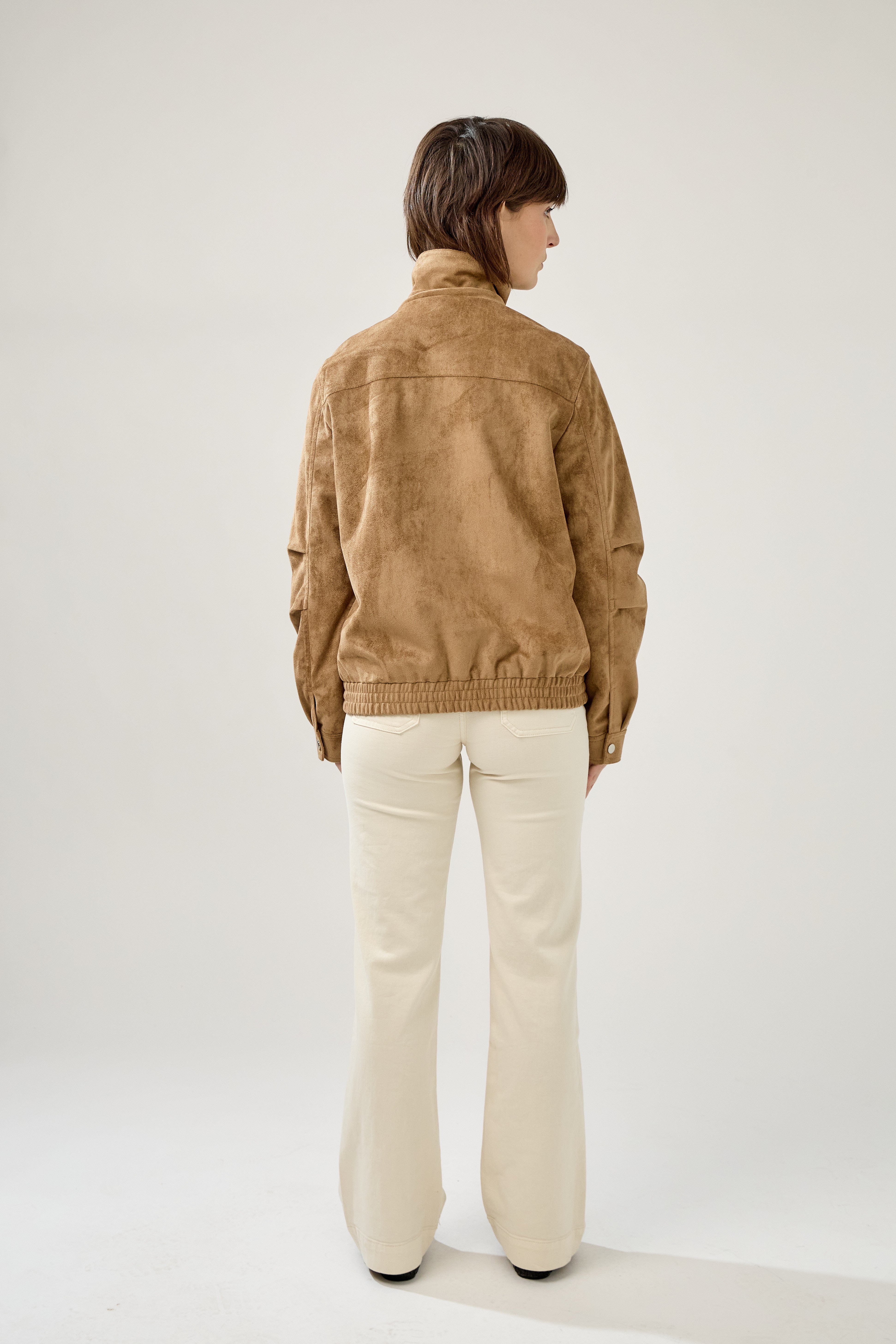 veste en suédine avec empiècement haut, manches bouffantes avec plis, bas de veste élastique, dos
#couleur_camel