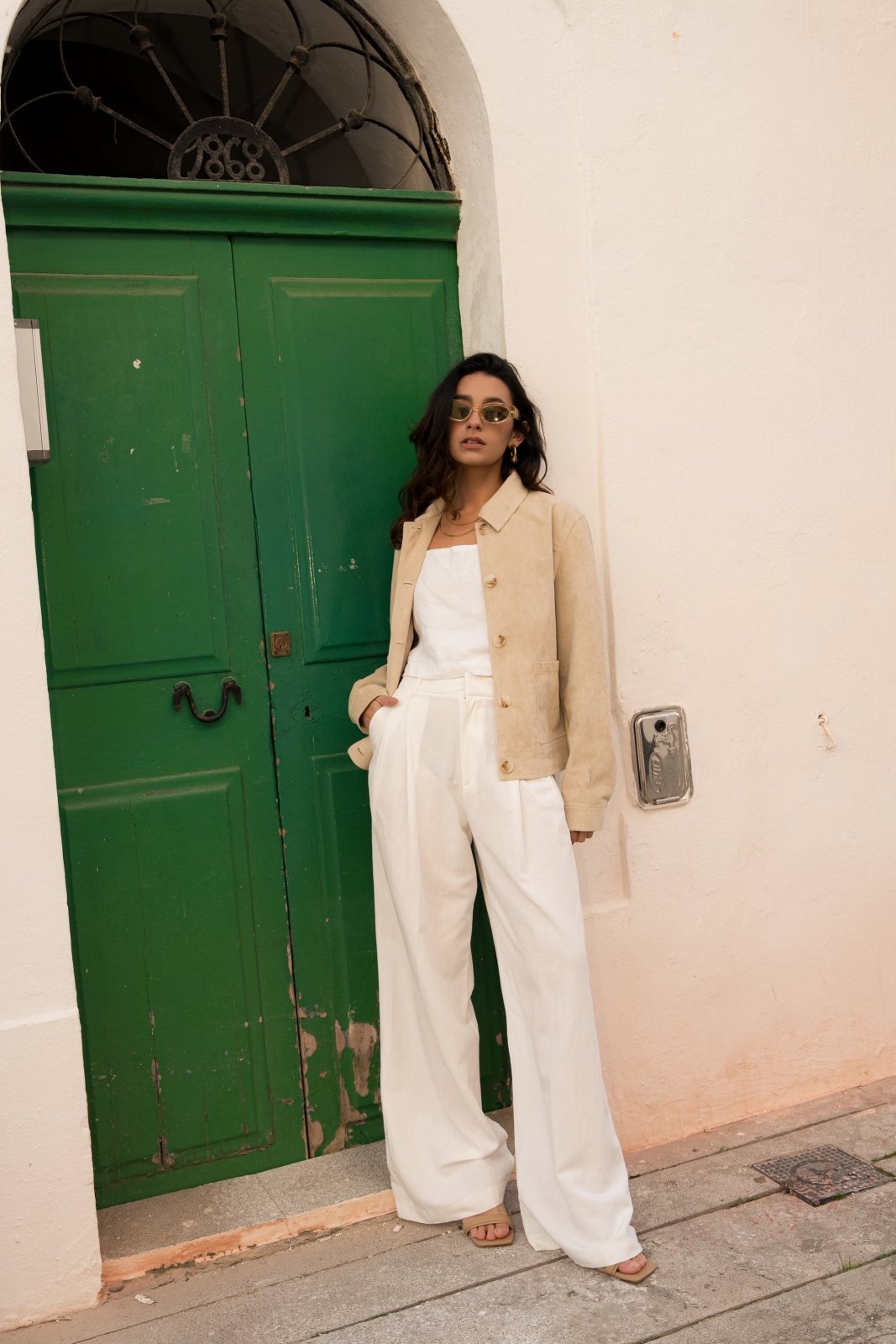 SABINA - Veste Beige - Escandelle (Vue de face - silhouette entière - mannequin contre le mur) 
#couleur_beige