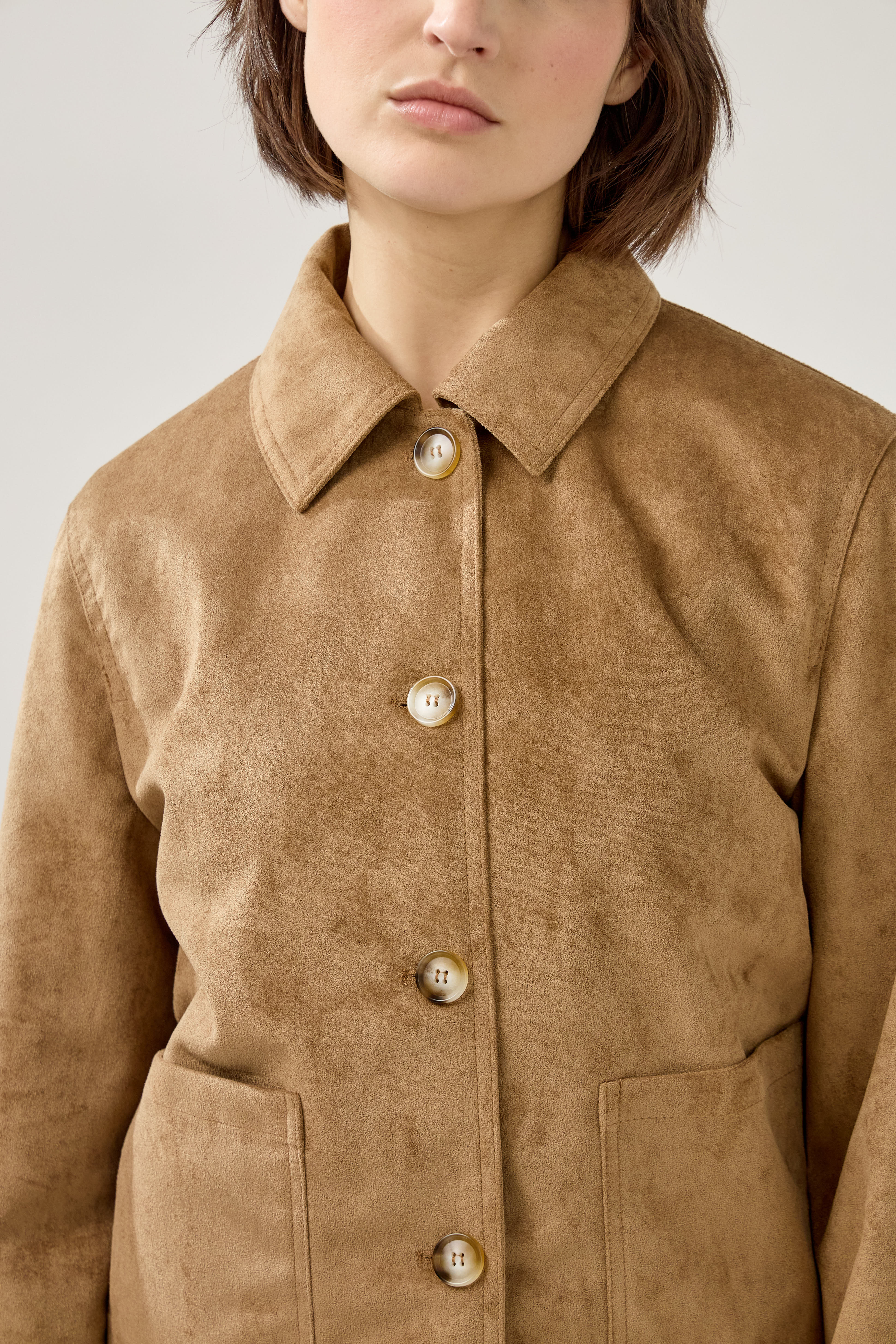 veste suédine droite col français et poches plaquées femme, zoom devant
#couleur_camel