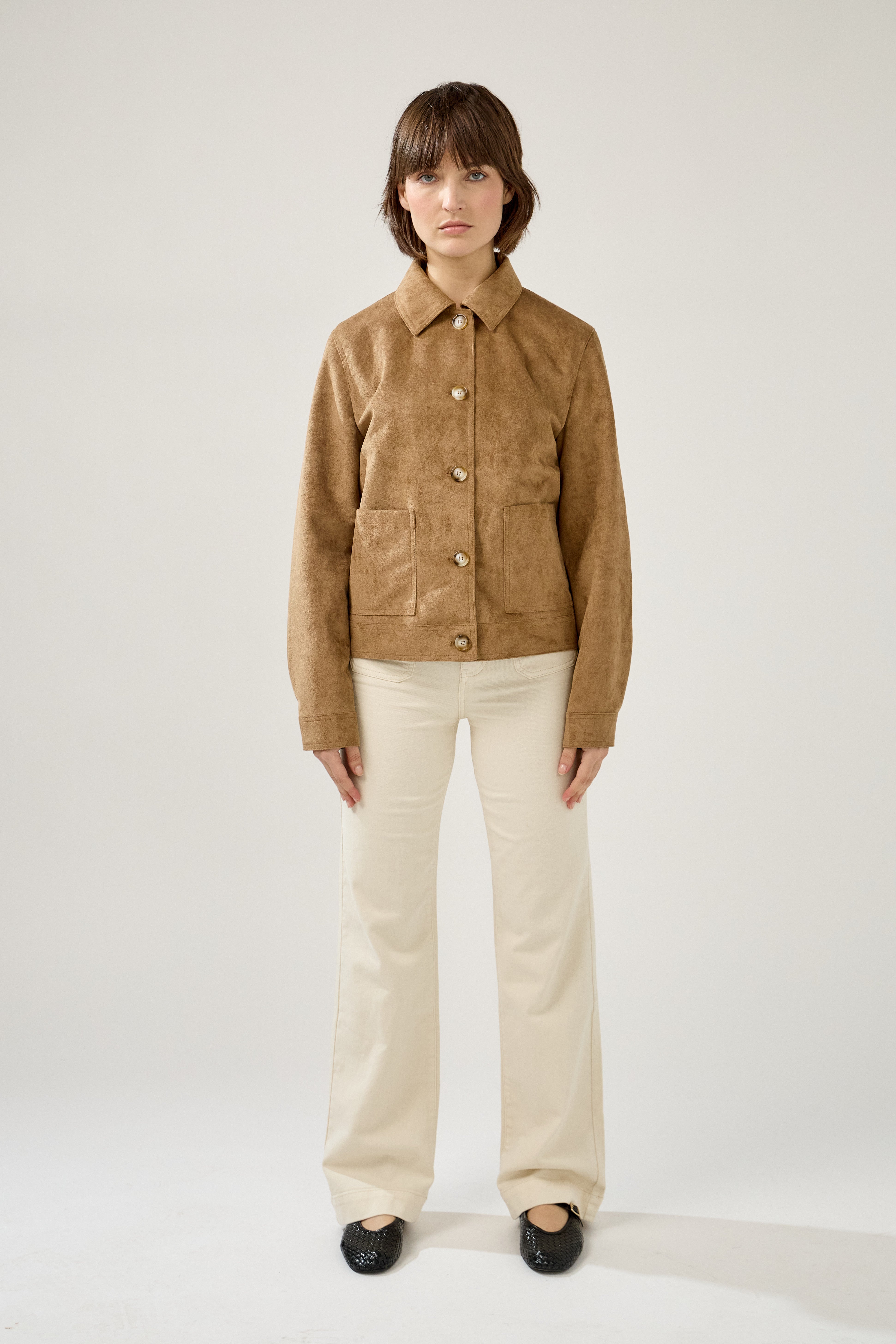 veste suédine droite col français et poches plaquées femme, devant, longueur hanches
#couleur_camel