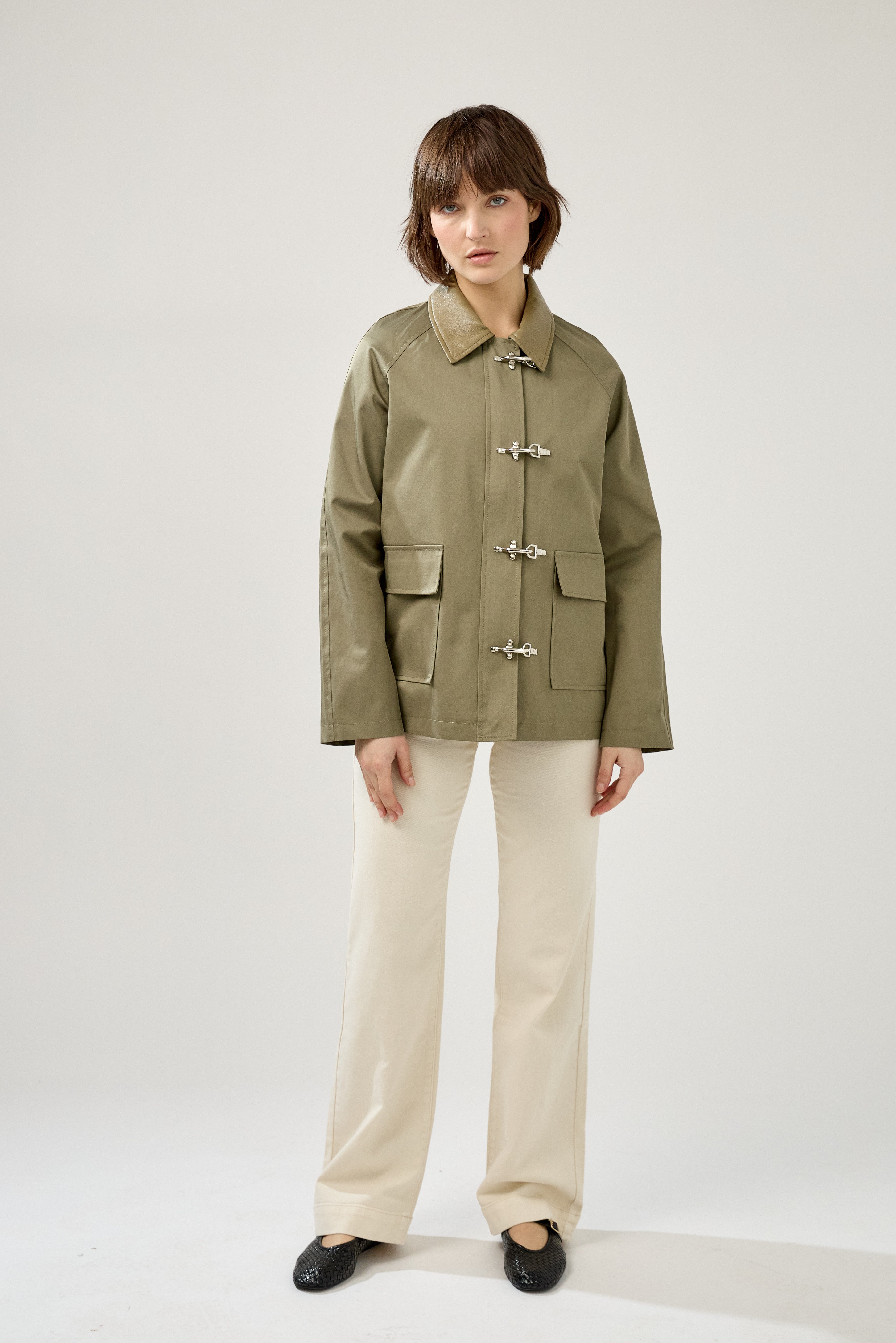 Veste bi-matière longueur bas des hanches, poches plaquées à rabats, col français en similicuir, empiècement haut, fermeture à glissière métallique et attaches métalliques, devant
#couleur_kaki 