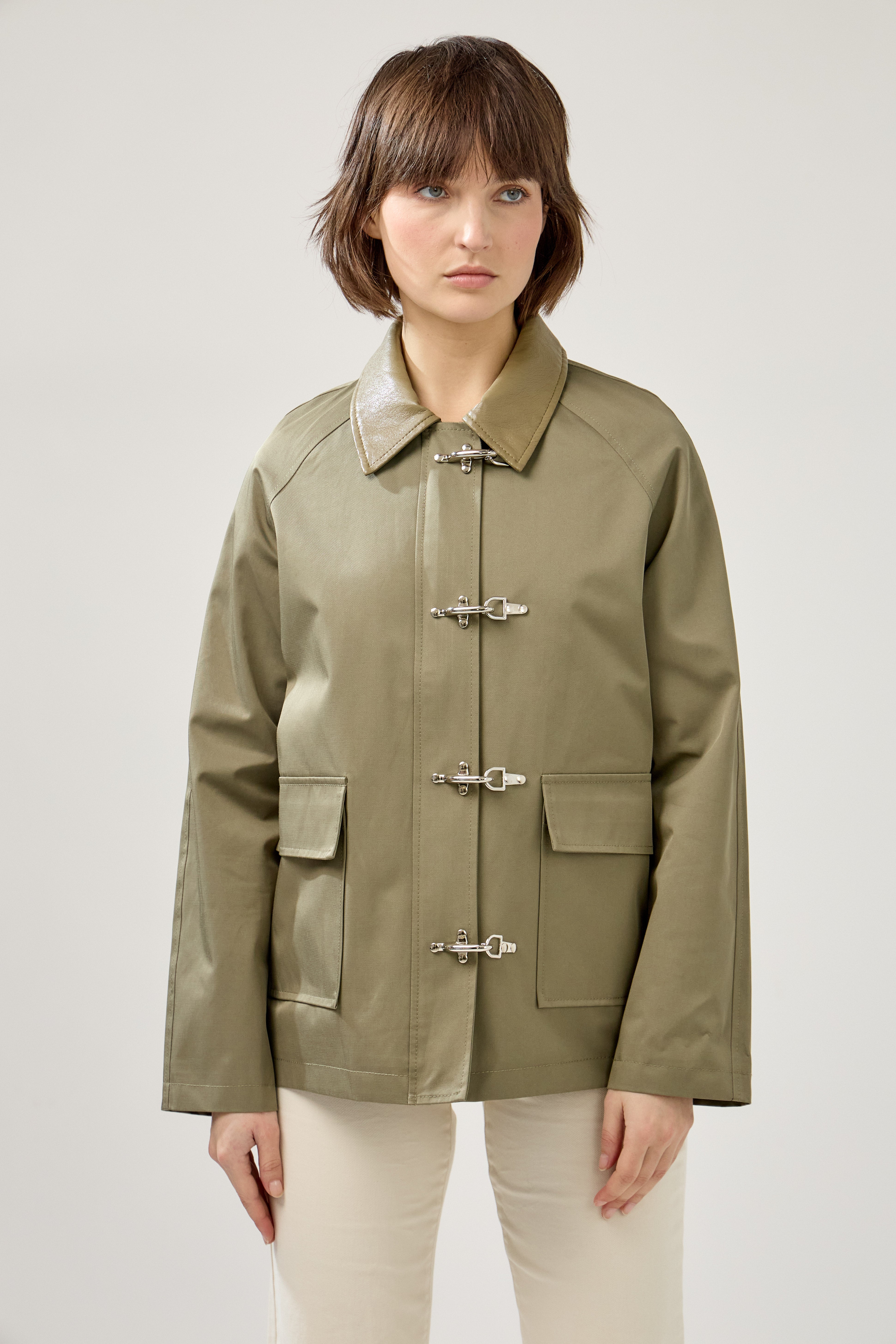 Veste bi-matière longueur bas des hanches, poches plaquées à rabats, col français en similicuir, empiècement haut, fermeture à glissière métallique et attaches métalliques, devant
#couleur_kaki