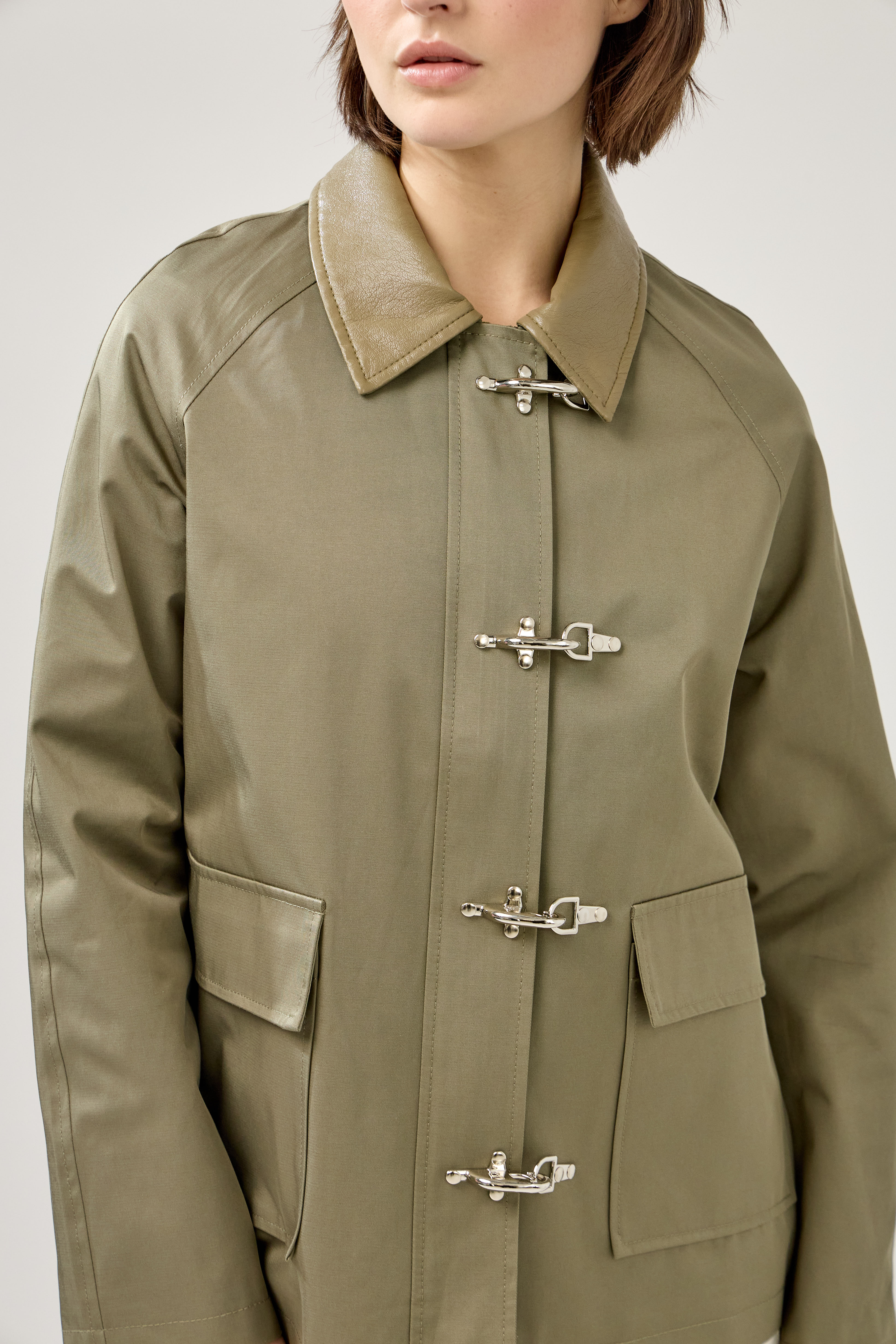 Veste bi-matière longueur bas des hanches, poches plaquées à rabats, col français en similicuir, empiècement haut, fermeture à glissière métallique et attaches métalliques, zoom devant
#couleur_kaki 