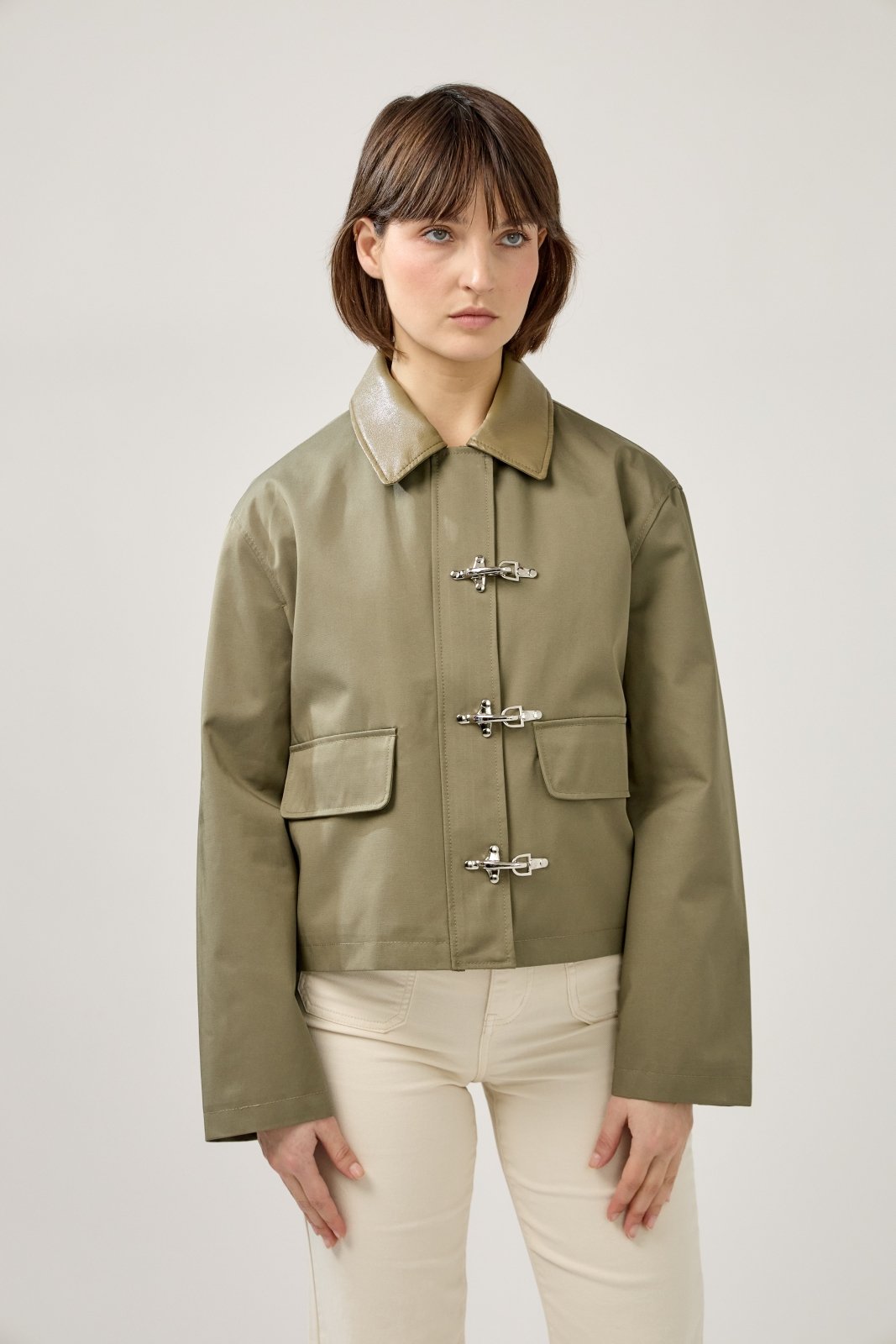 MEVINA - Veste Kaki - Escandelle (Vue de face - portrait) 
#couleur_kaki