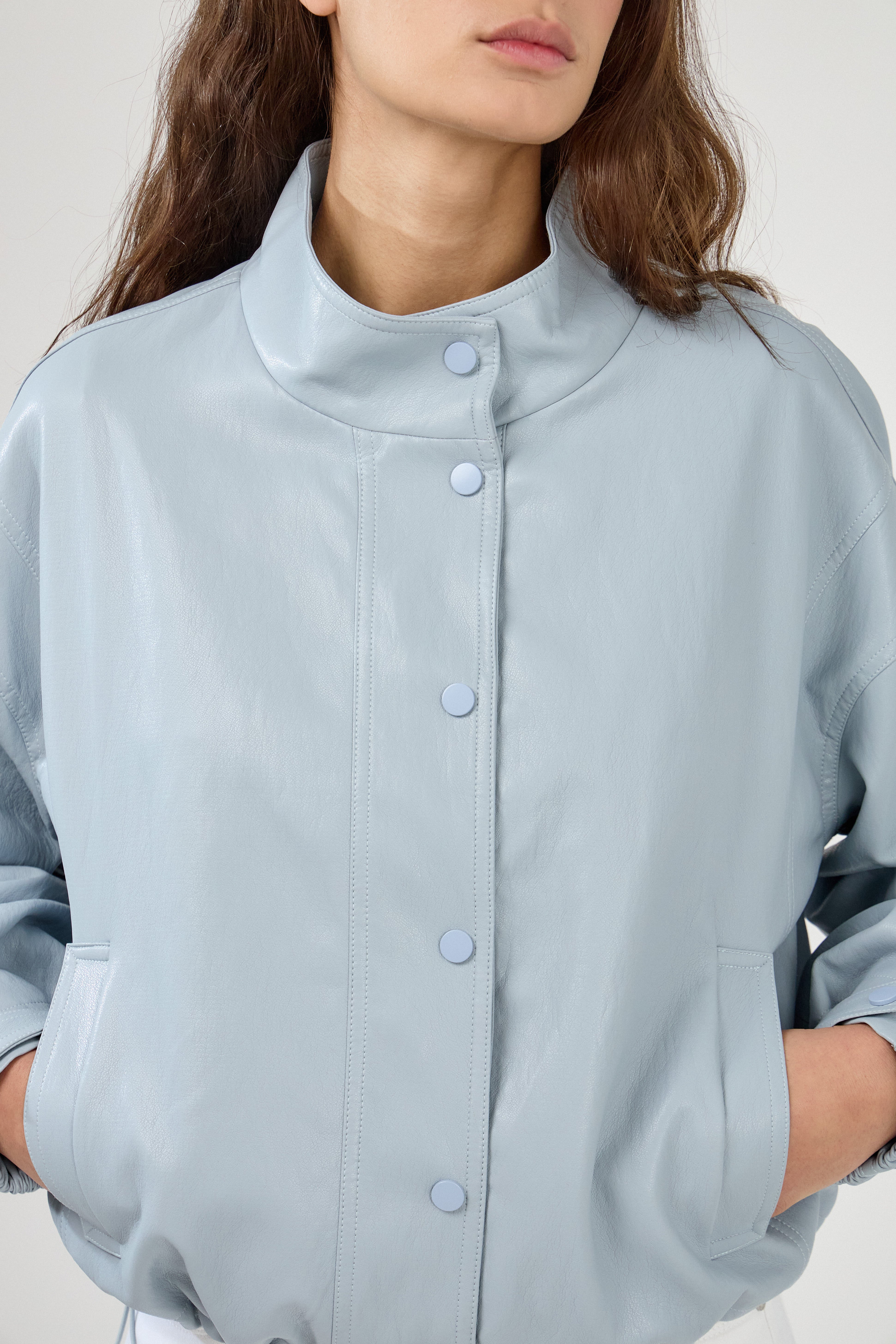 veste courte en similicuir couleur ciel femme modèle ASTRINA à pressions Escandelle
#couleur_ciel