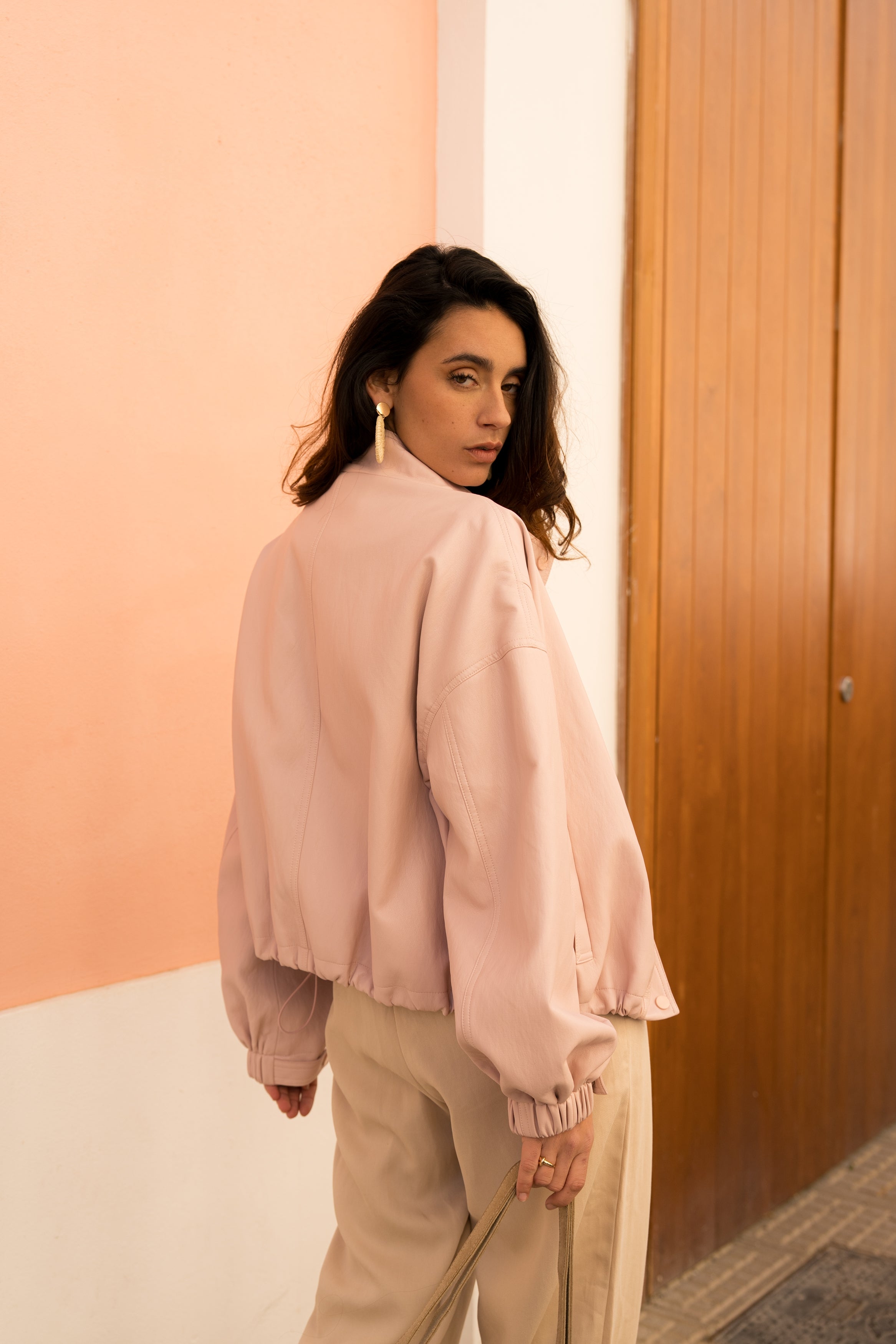 veste courte en similicuir rose poudré femme modèle ASTRINA à pressions Escandelle, dos
#couleur_rose