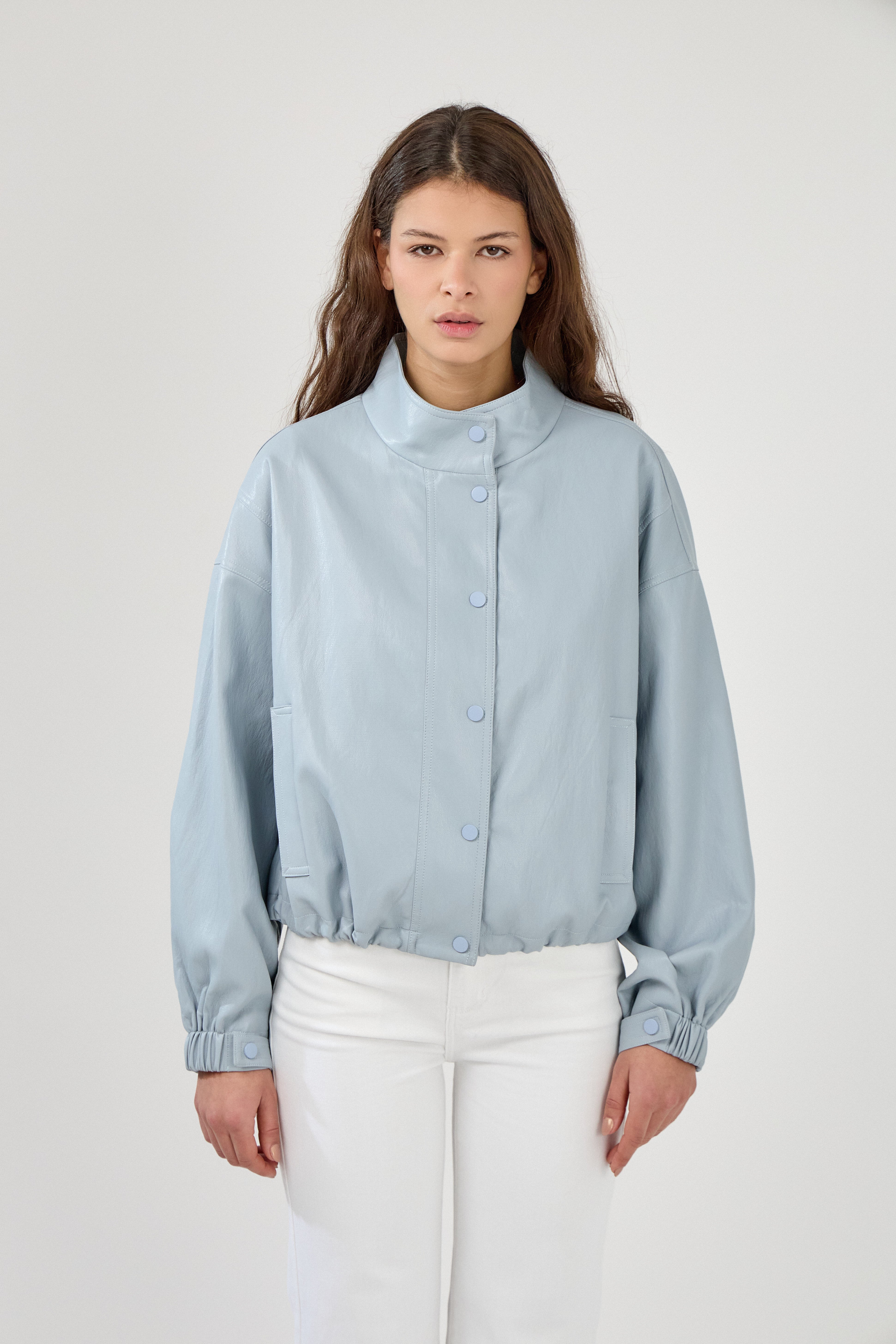 veste courte en similicuir couleur ciel femme modèle ASTRINA à pressions Escandelle
#couleur_ciel