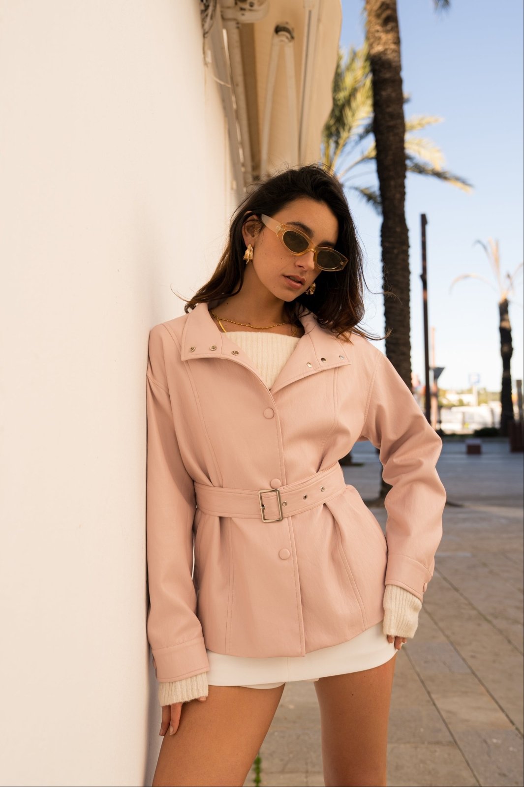 DANELLA - Veste Rose - Escandelle (Vue de face - portrait - veste pression fermée - penchée sur le mur) 
#couleur_rose