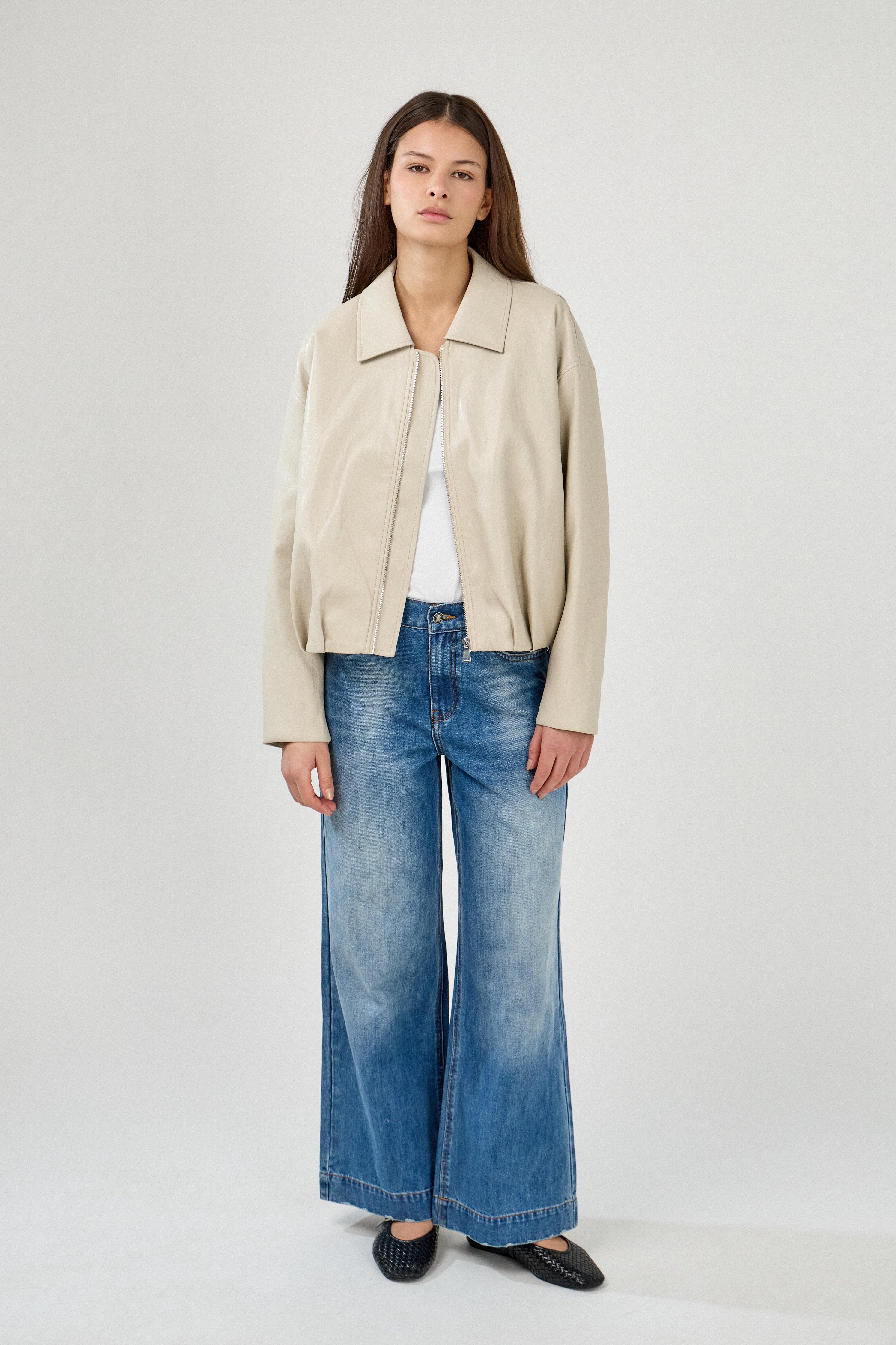 blouson en similicuir à col français, coupe droite, bas plissé devant dos, fermeture à glissière métallique, style streetwear féminin unisexe, devant
#couleur_beige