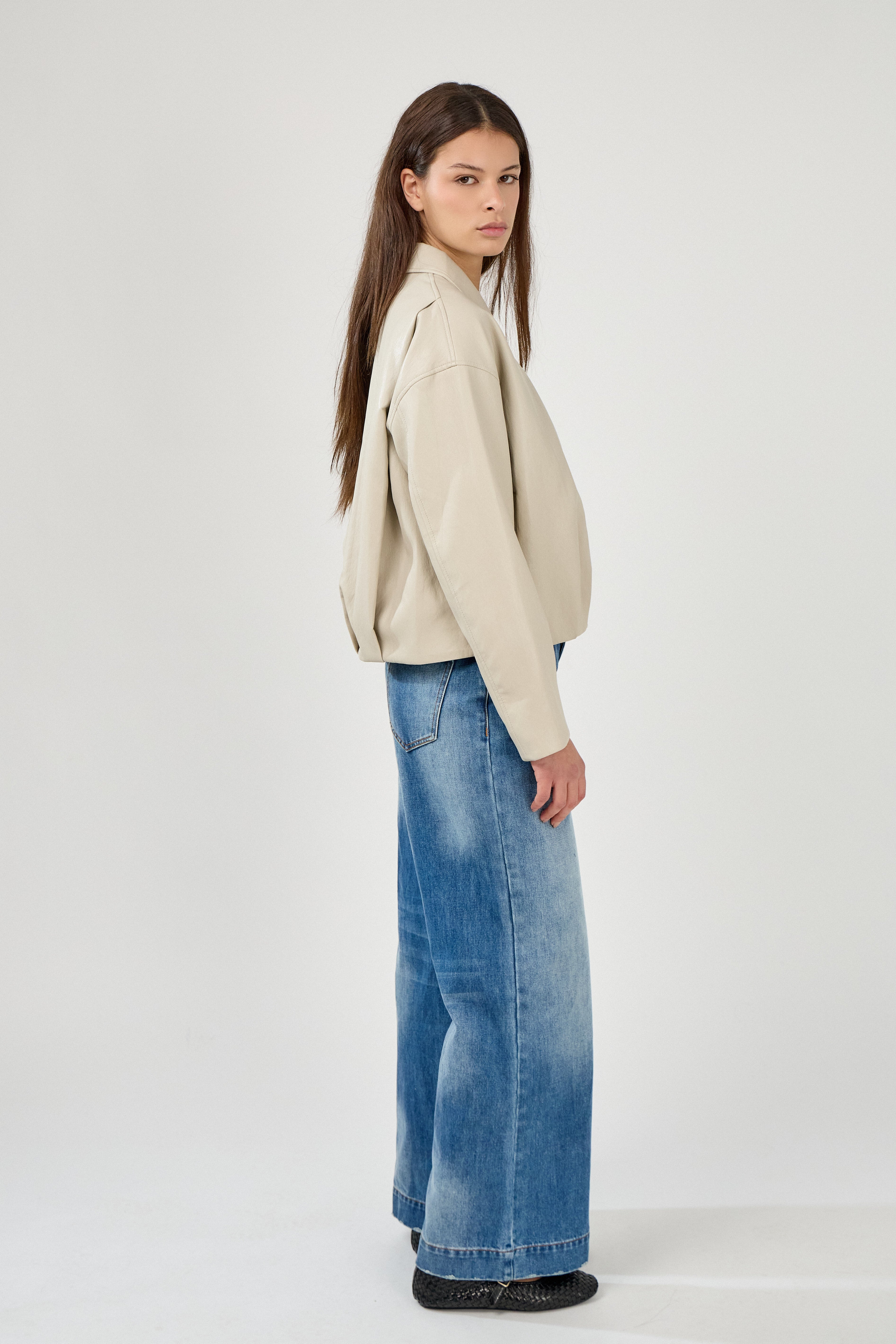 blouson en similicuir à col français, coupe droite, bas plissé devant dos, fermeture à glissière métallique, style streetwear féminin unisexe, côté
#couleur_beige