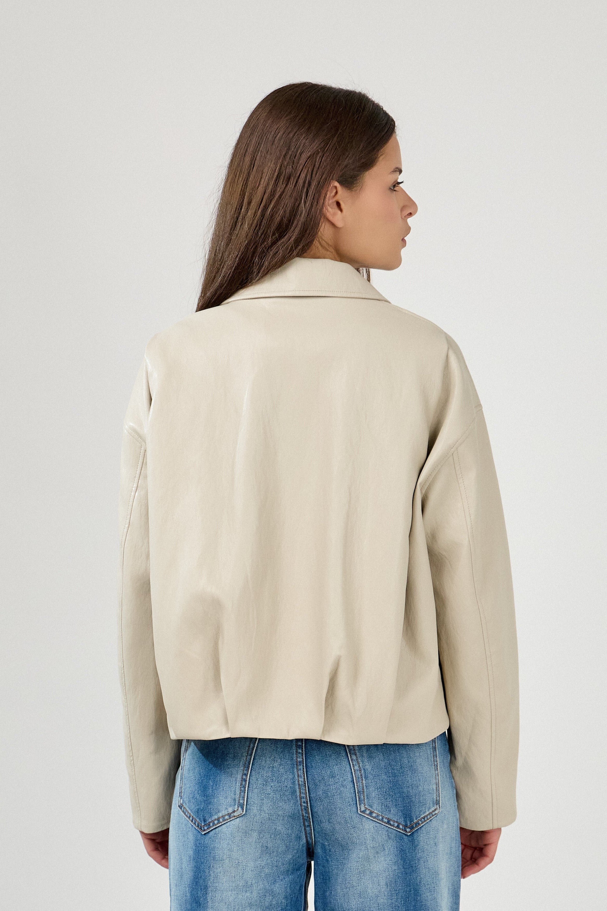 blouson en similicuir à col français, coupe droite, bas plissé devant dos, fermeture à glissière métallique, style streetwear féminin unisexe, dos
#couleur_beige
