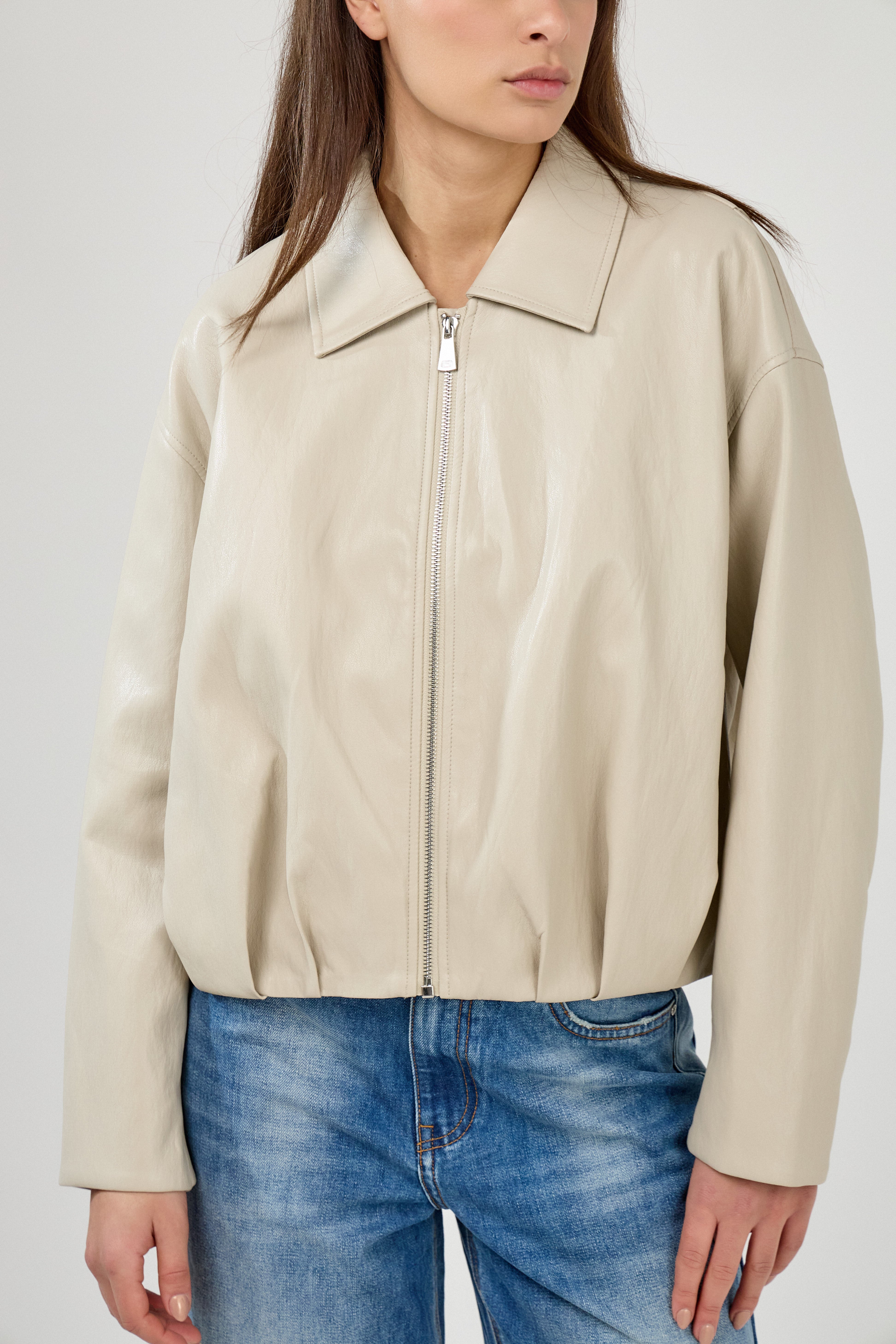 blouson en similicuir à col français, coupe droite, bas plissé devant dos, fermeture à glissière métallique, style streetwear féminin unisexe, zoom devant
#couleur_beige