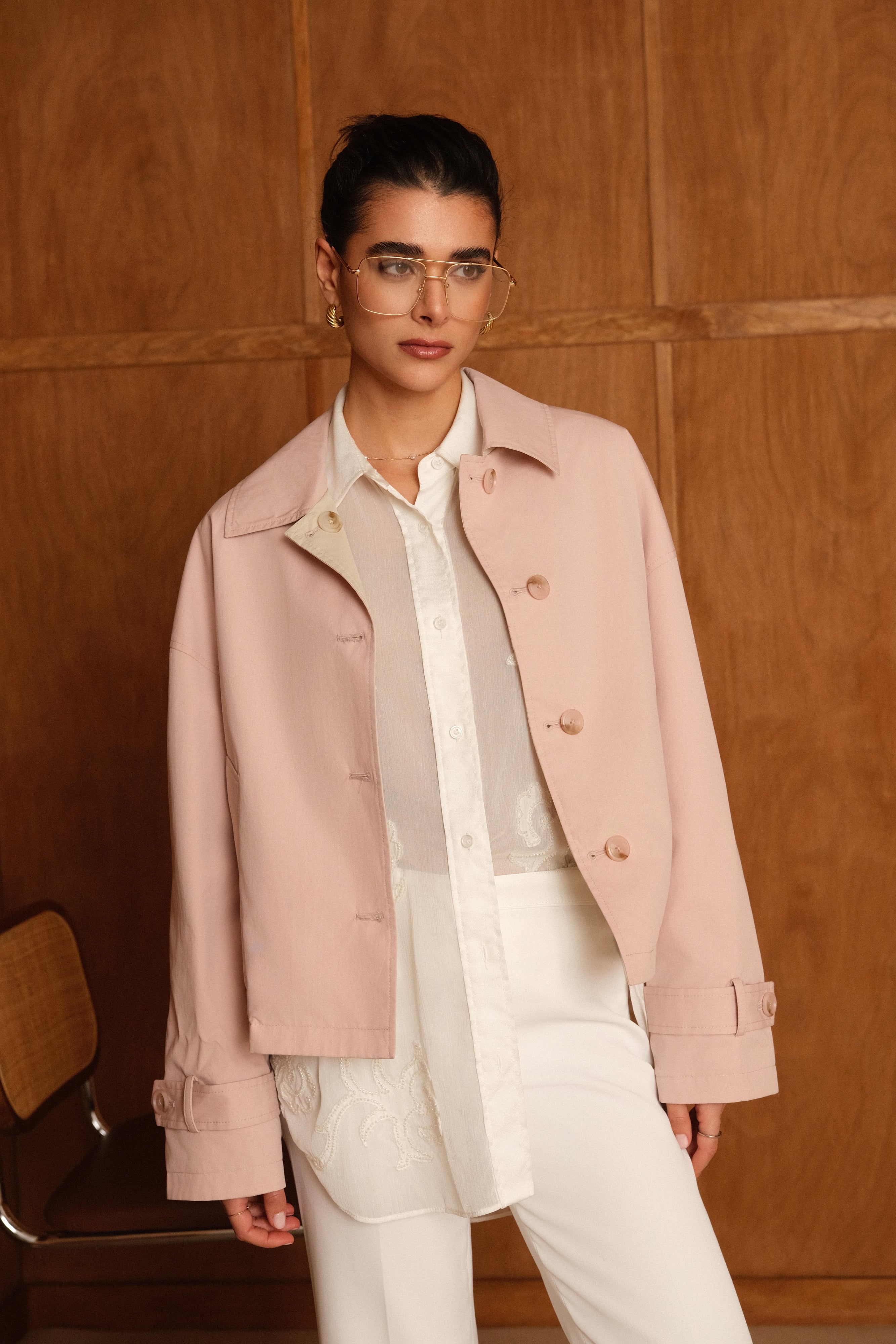 femme portant un veste style trench réversible imperméable, fermeture à boutons, poches et col français, devant
#couleur_rose