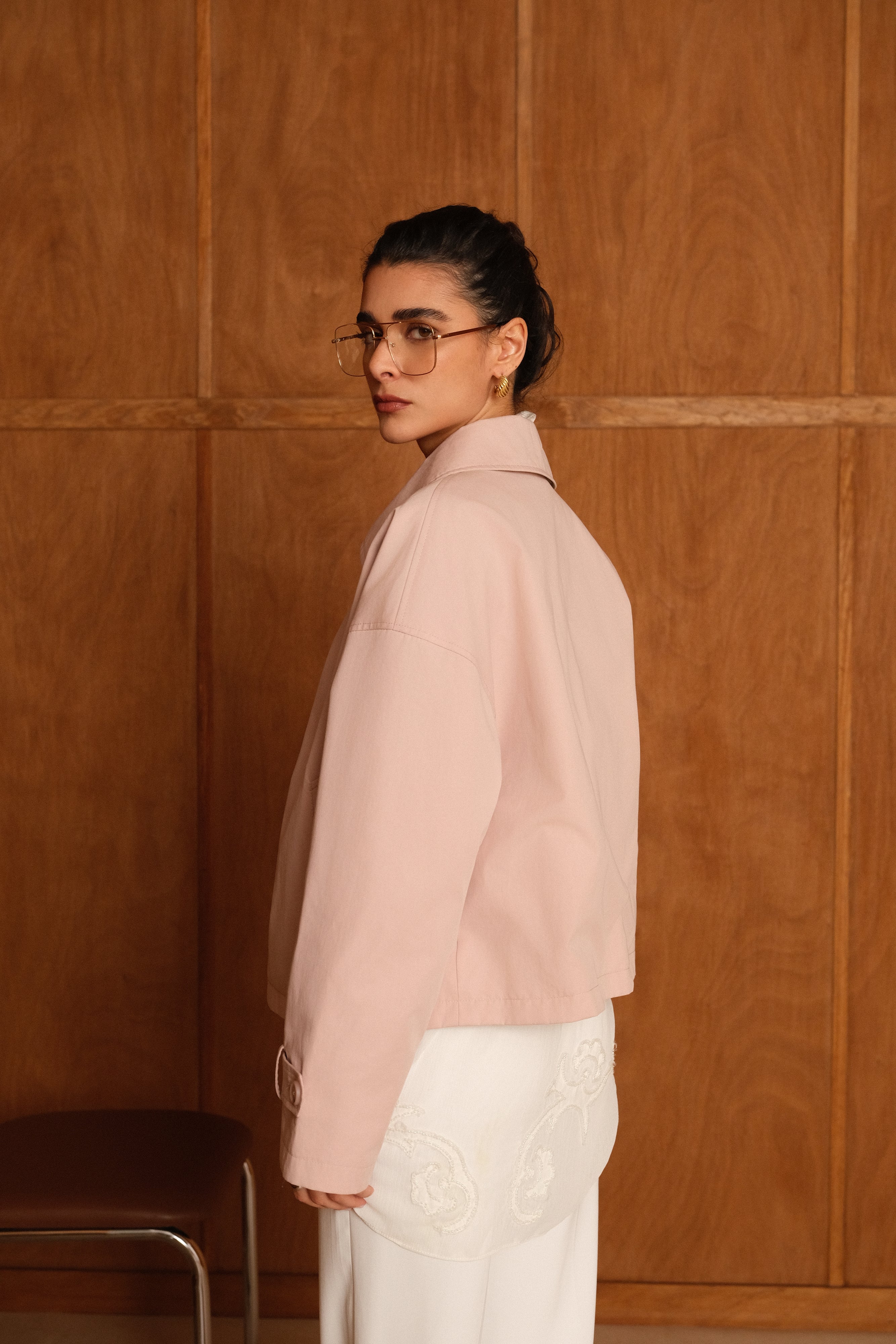 femme portant un veste style trench réversible imperméable, fermeture à boutons, poches et col français, côté
#couleur_rose