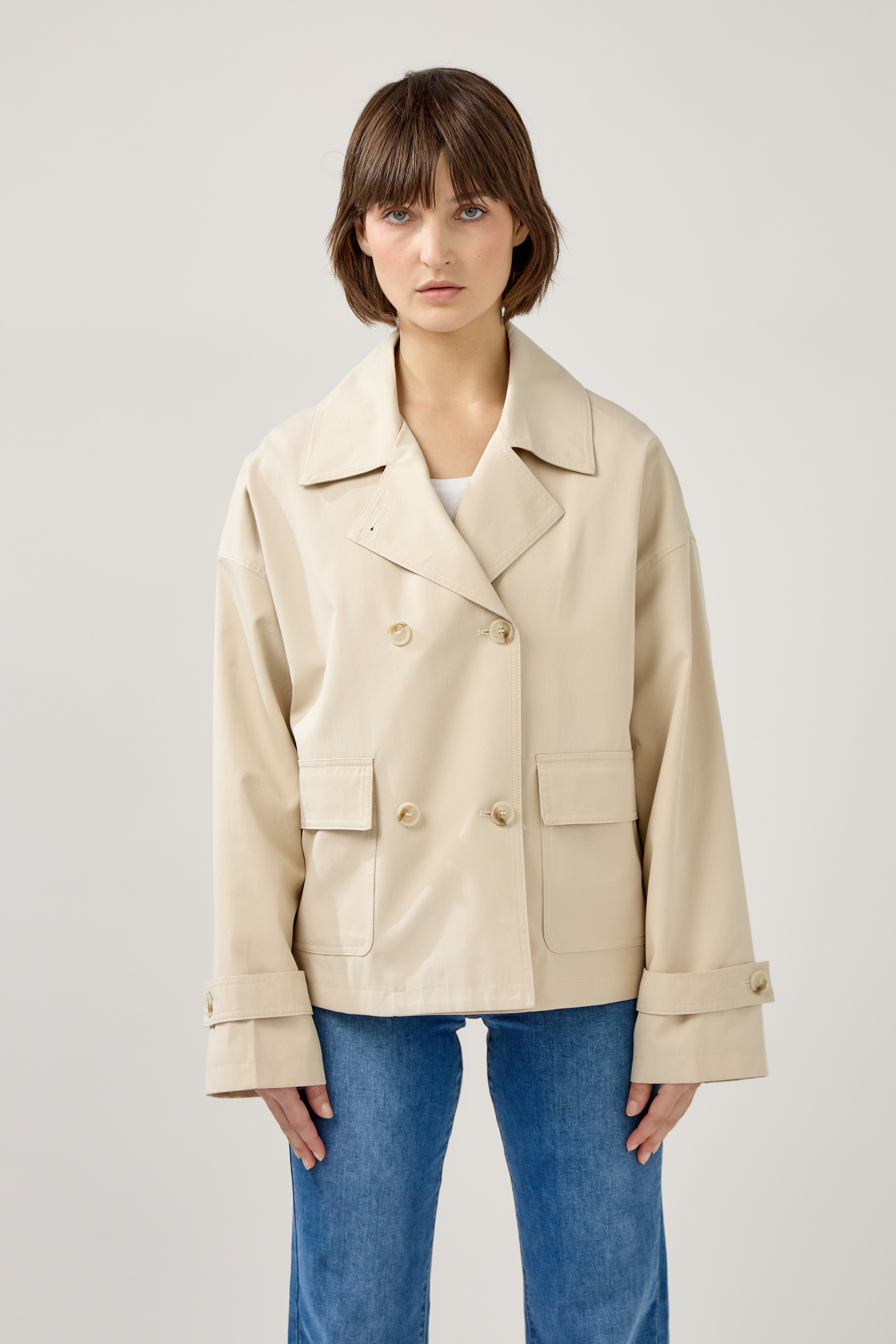 veste trench à boutons et col à revers, poches plaquées à rabats, pattes de serrage décoratives poignets, devant 
#couleur_beige