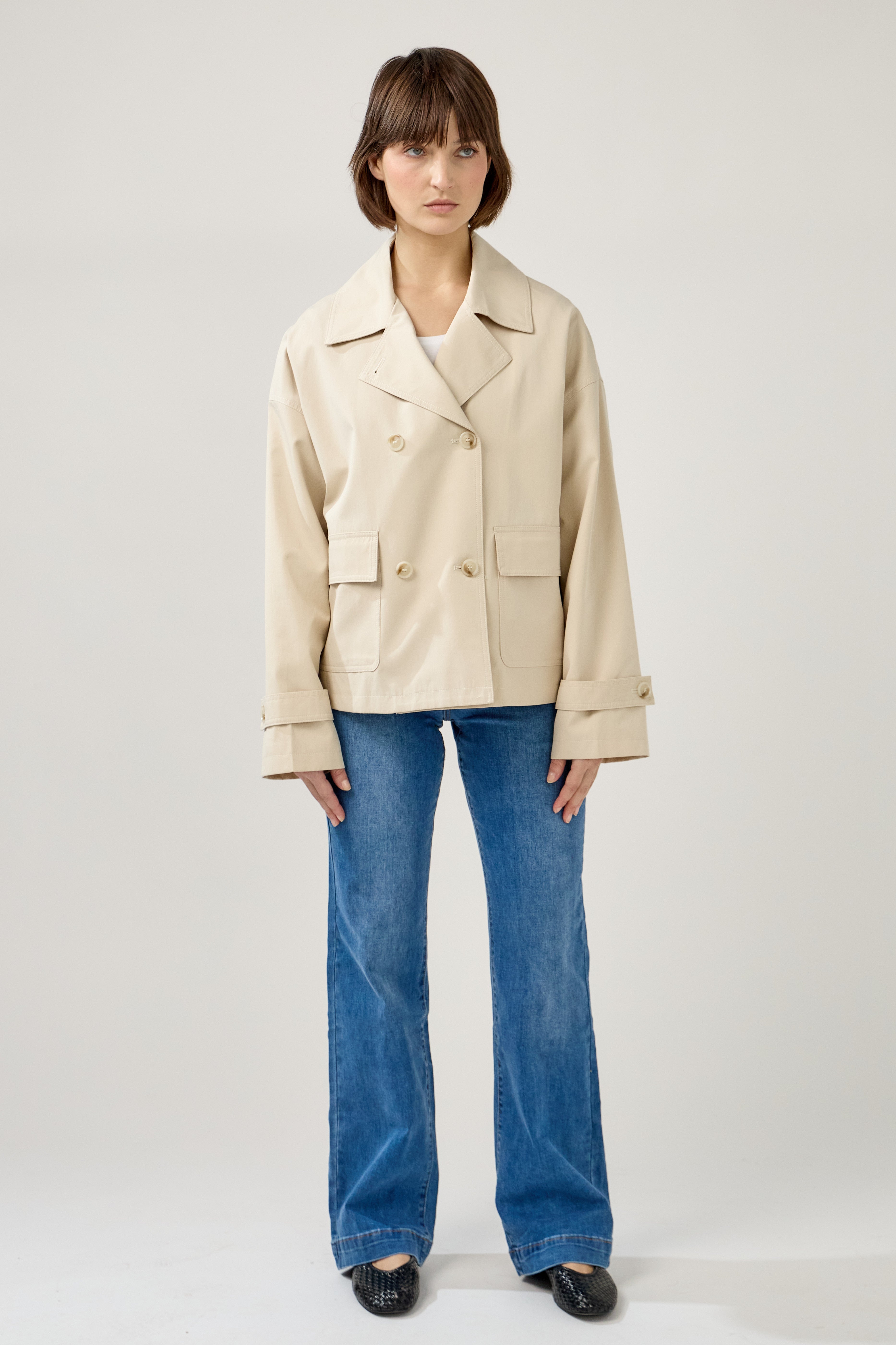 veste trench à boutons et col à revers, poches plaquées à rabats, pattes de serrage décoratives poignets, devant, longueur hanches
#couleur_beige