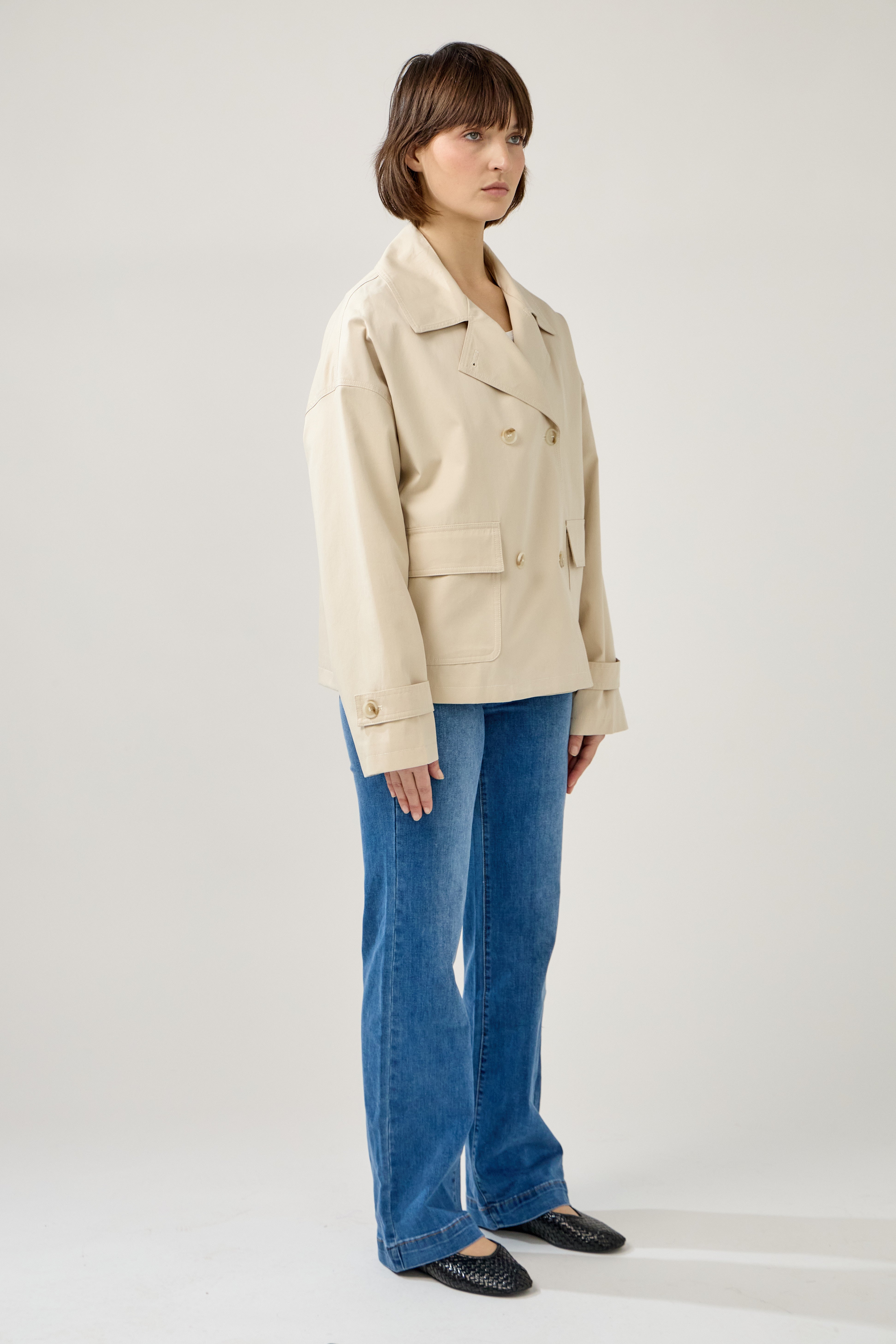 veste trench à boutons et col à revers, poches plaquées à rabats, pattes de serrage décoratives poignets, côté 
#couleur_beige