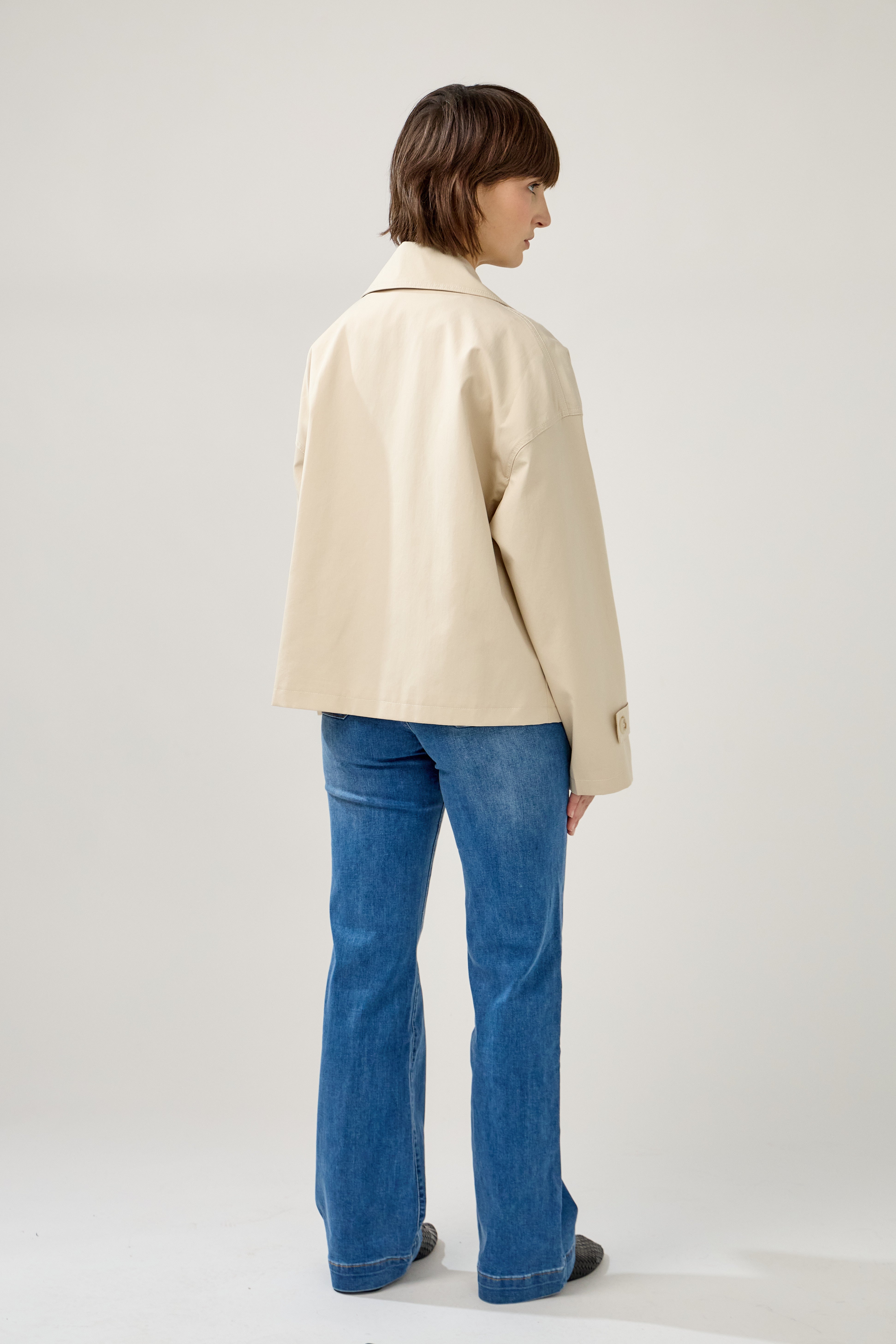 veste trench à boutons et col à revers, poches plaquées à rabats, pattes de serrage décoratives poignets, dos 
#couleur_beige