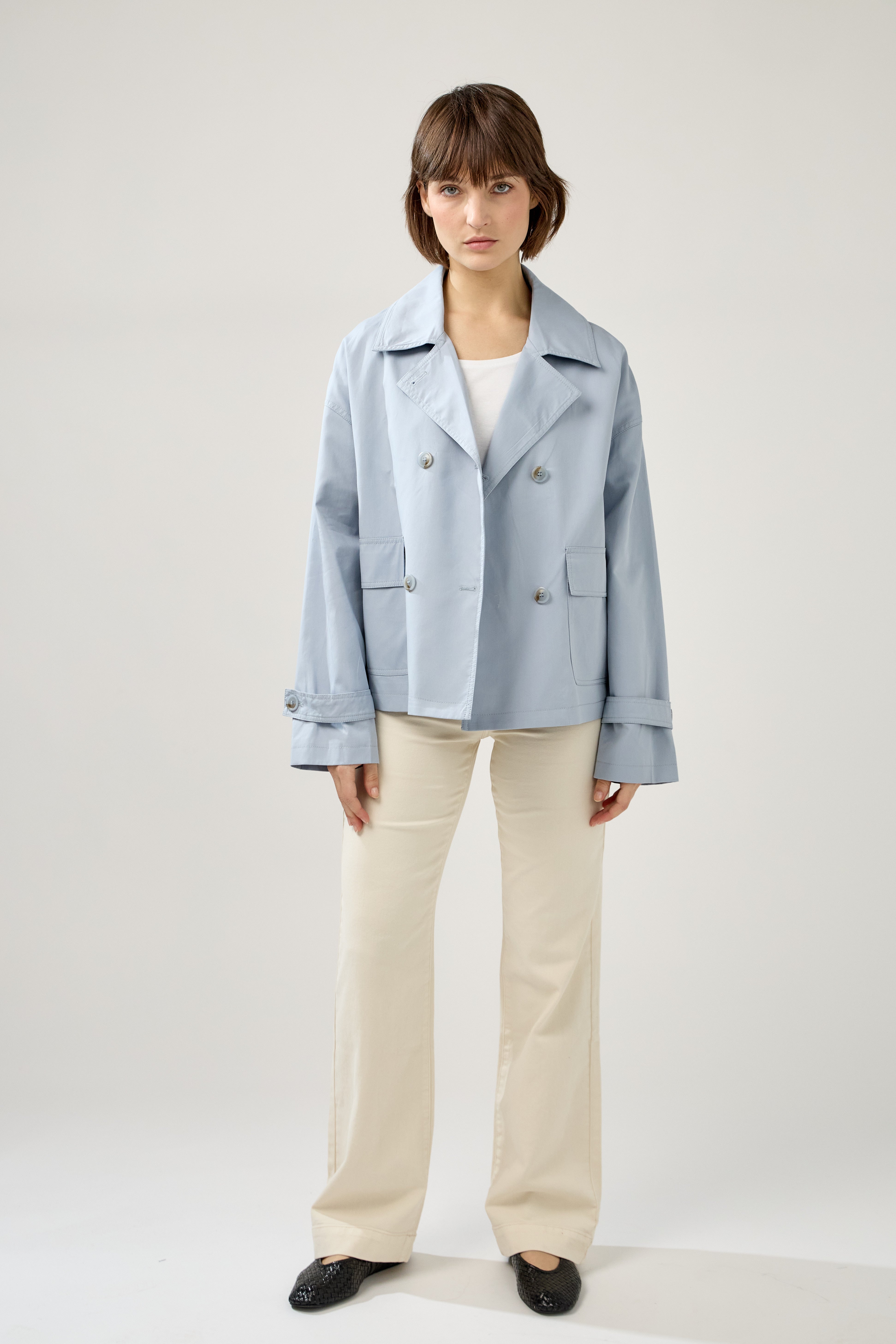 veste trench à boutons et col à revers, poches plaquées à rabats, pattes de serrage décoratives poignets, devant 
#couleur_ciel